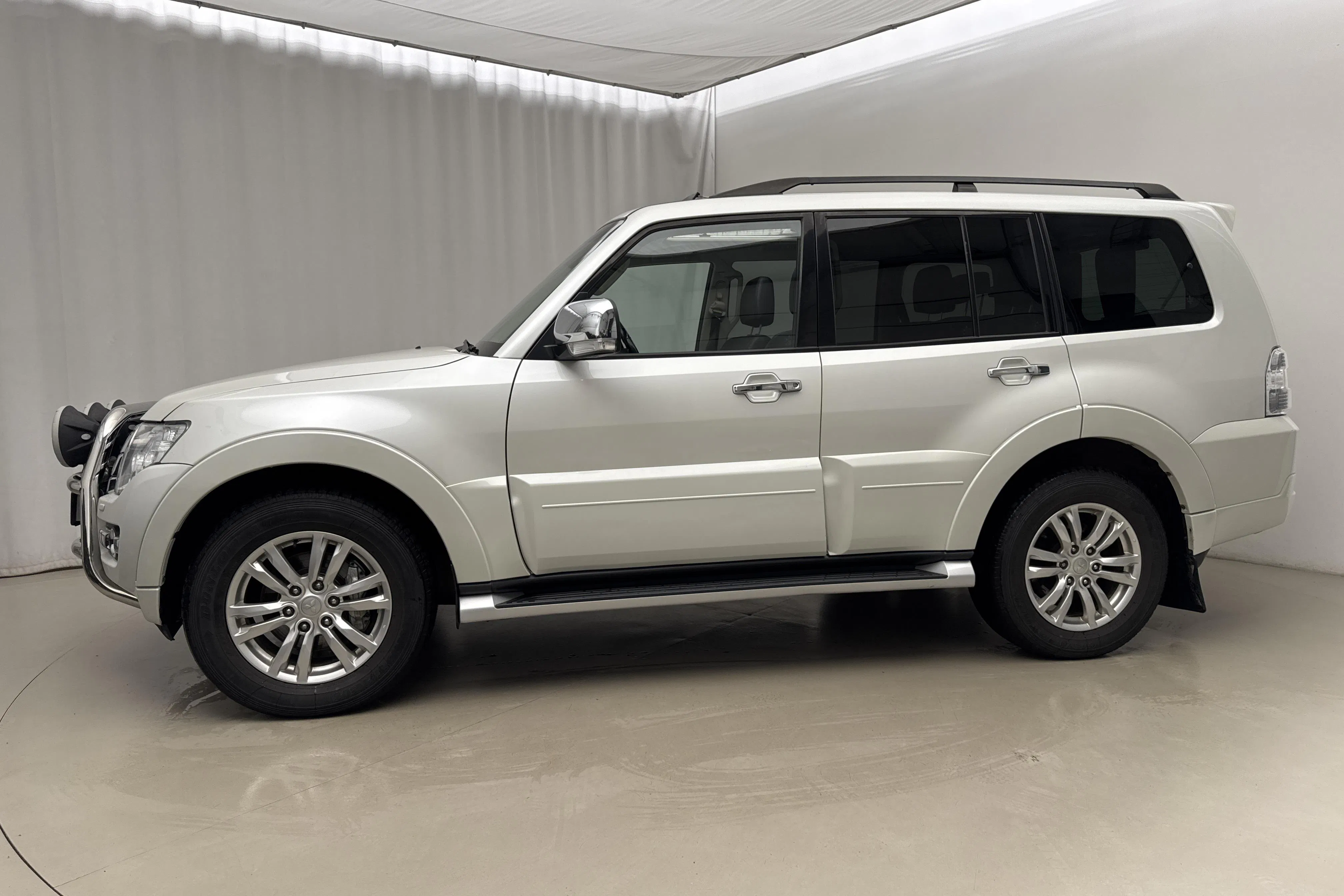 Presentationsfoto 2 av 22: Mitsubishi Pajero Wagon 3.2 DI-D (200hk) - 14 150 mil - Automat - vit - 2017