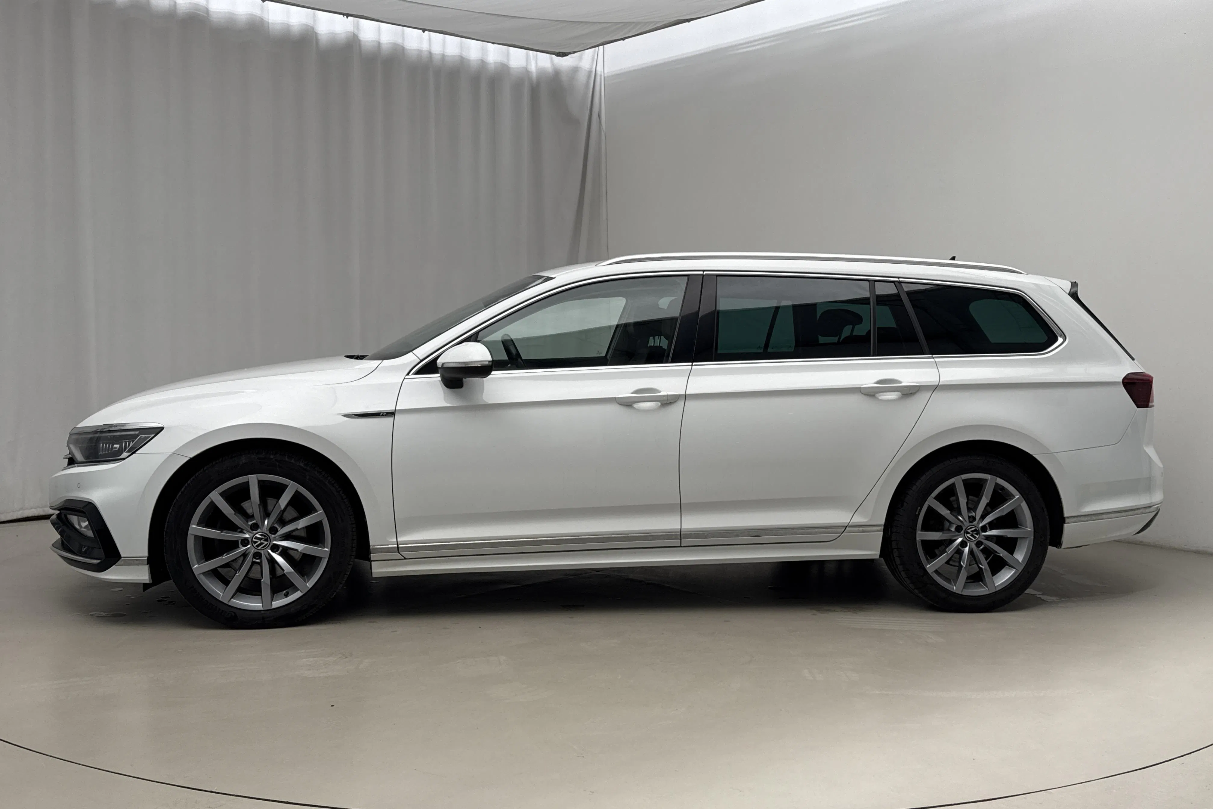 Presentationsfoto 2 av 21: VW Passat 2.0 TDI Sportscombi 4Motion (200hk) - 13 157 mil - Automat - vit - 2021