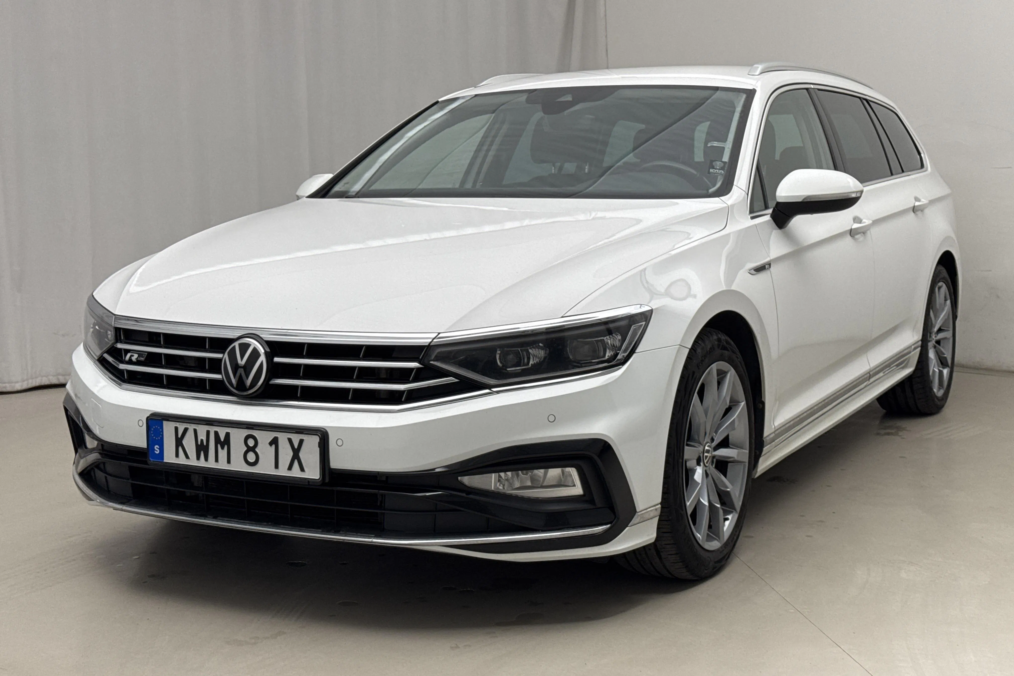 Presentationsfoto 1 av 21: VW Passat 2.0 TDI Sportscombi 4Motion (200hk) - 13 157 mil - Automat - vit - 2021