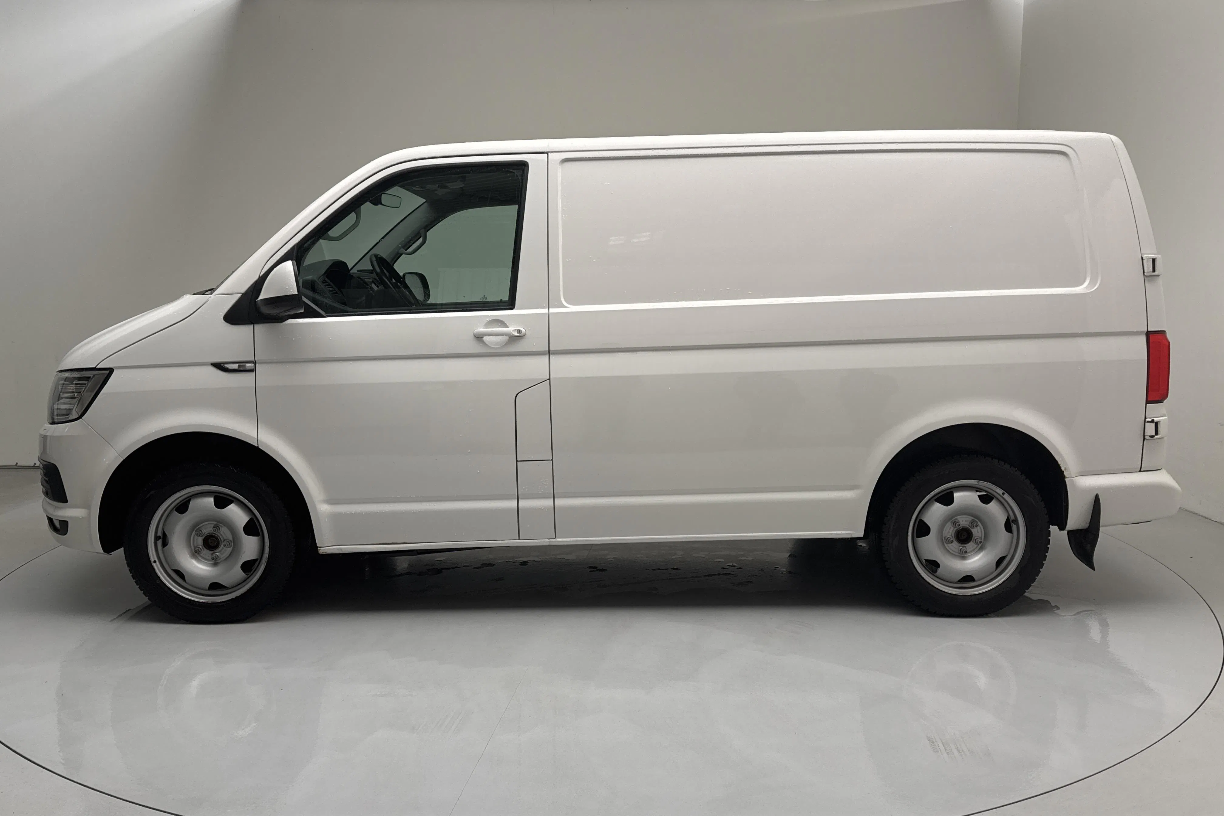 Presentationsfoto 2 av 12: VW Transporter T6 2.0 TDI BMT 4MOTION (204hk) - 20 611 mil - Automat - vit - 2017
