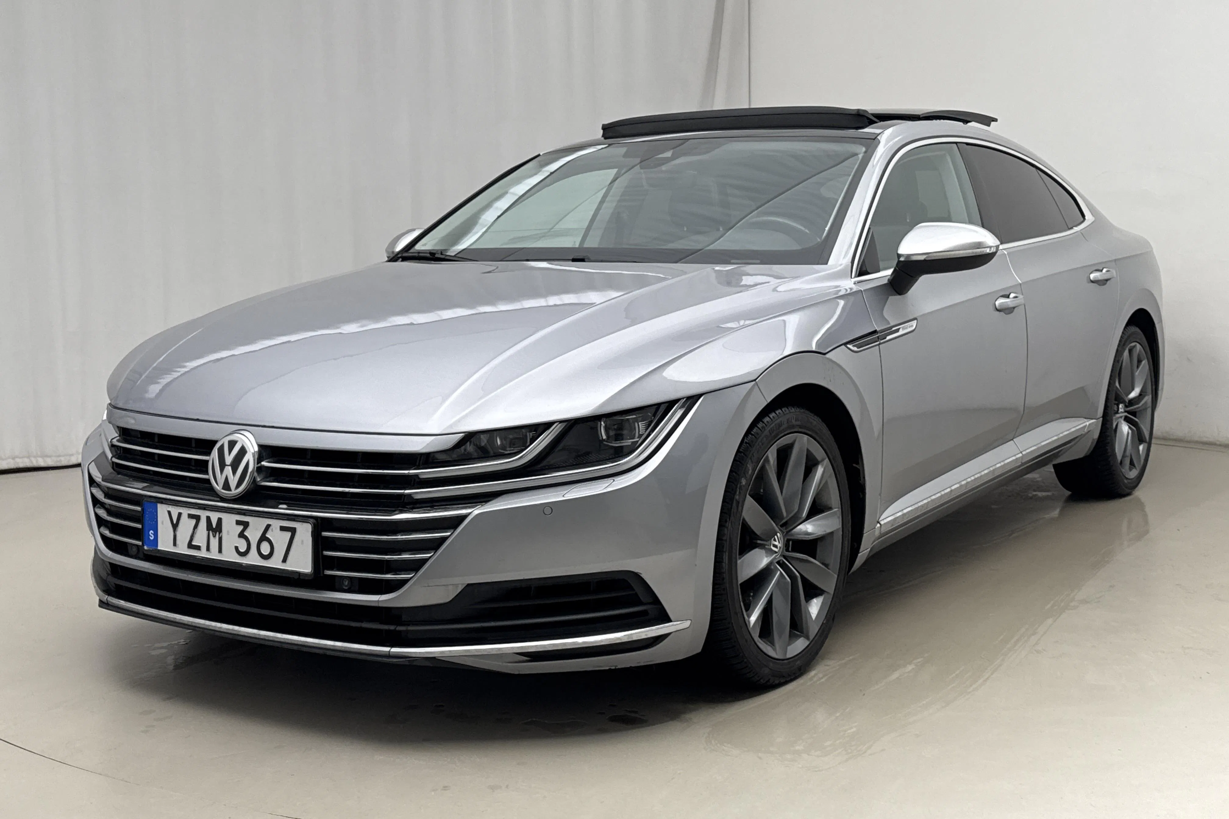 Presentationsfoto 1 av 23: VW Arteon 2.0 TDI 4MOTION (240hk) - 12 960 mil - Automat - silver - 2017
