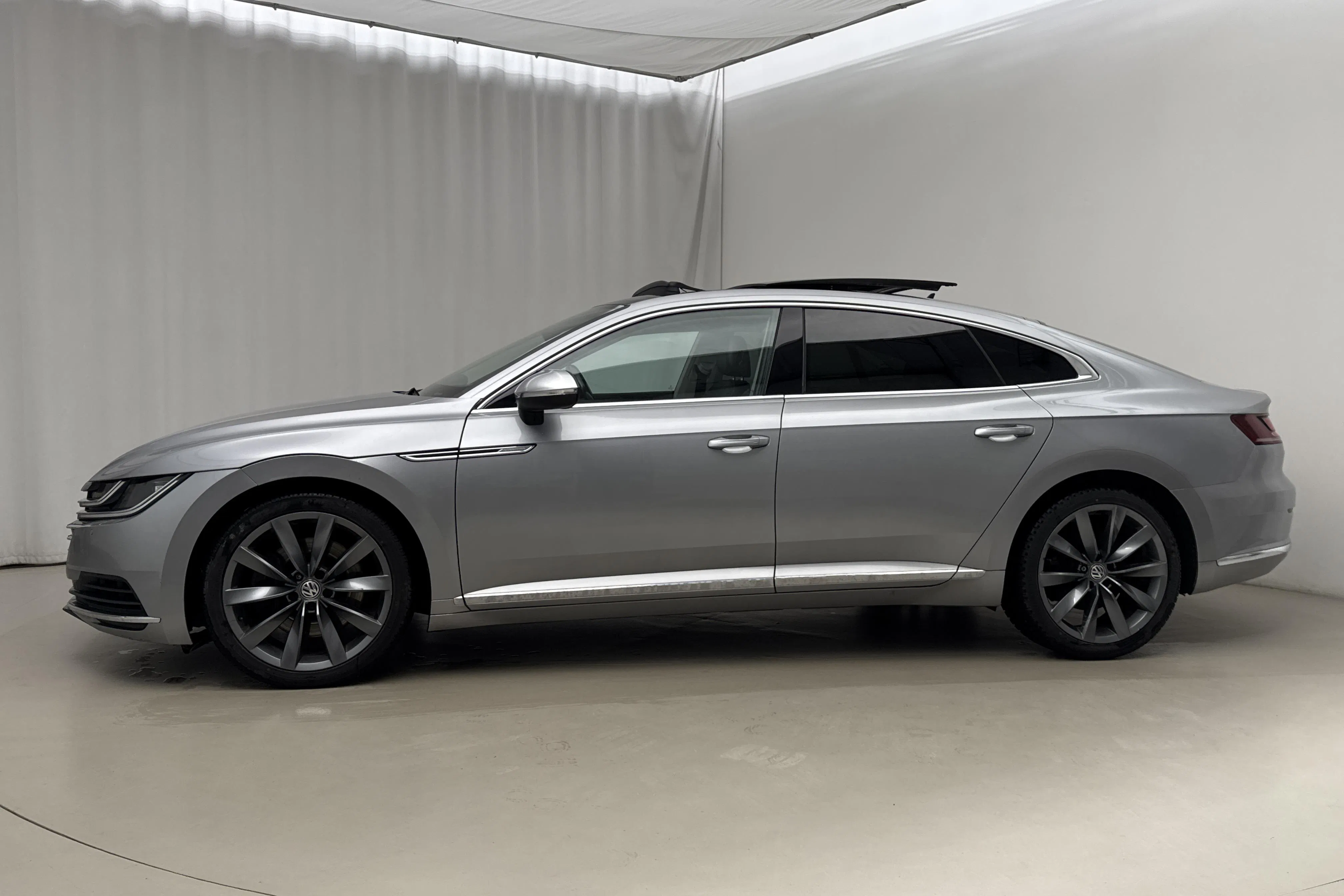 Presentationsfoto 2 av 23: VW Arteon 2.0 TDI 4MOTION (240hk) - 12 960 mil - Automat - silver - 2017