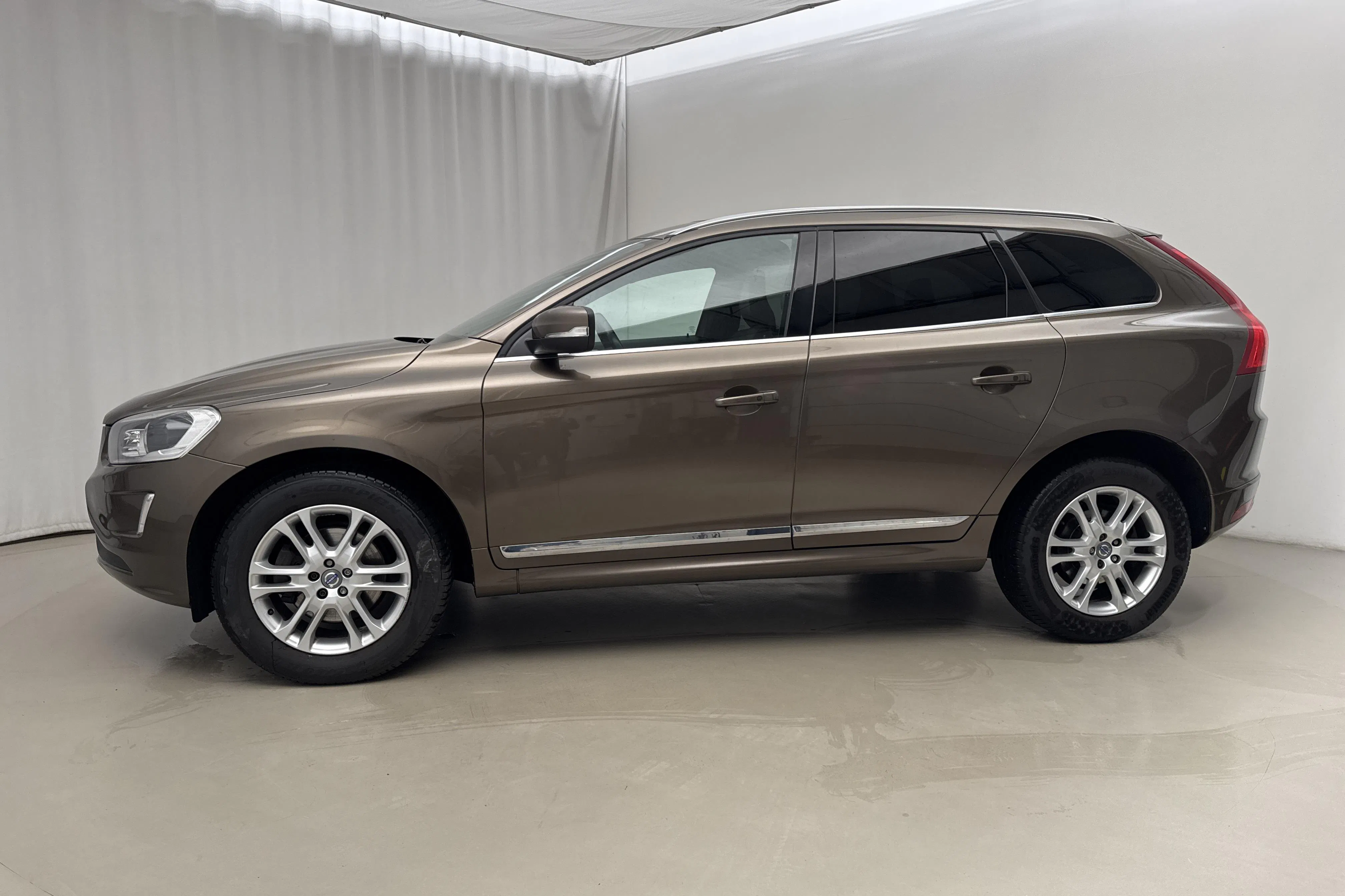 Presentationsfoto 2 av 21: Volvo XC60 D4 AWD (190hk) - 21 354 mil - Automat - brun - 2016