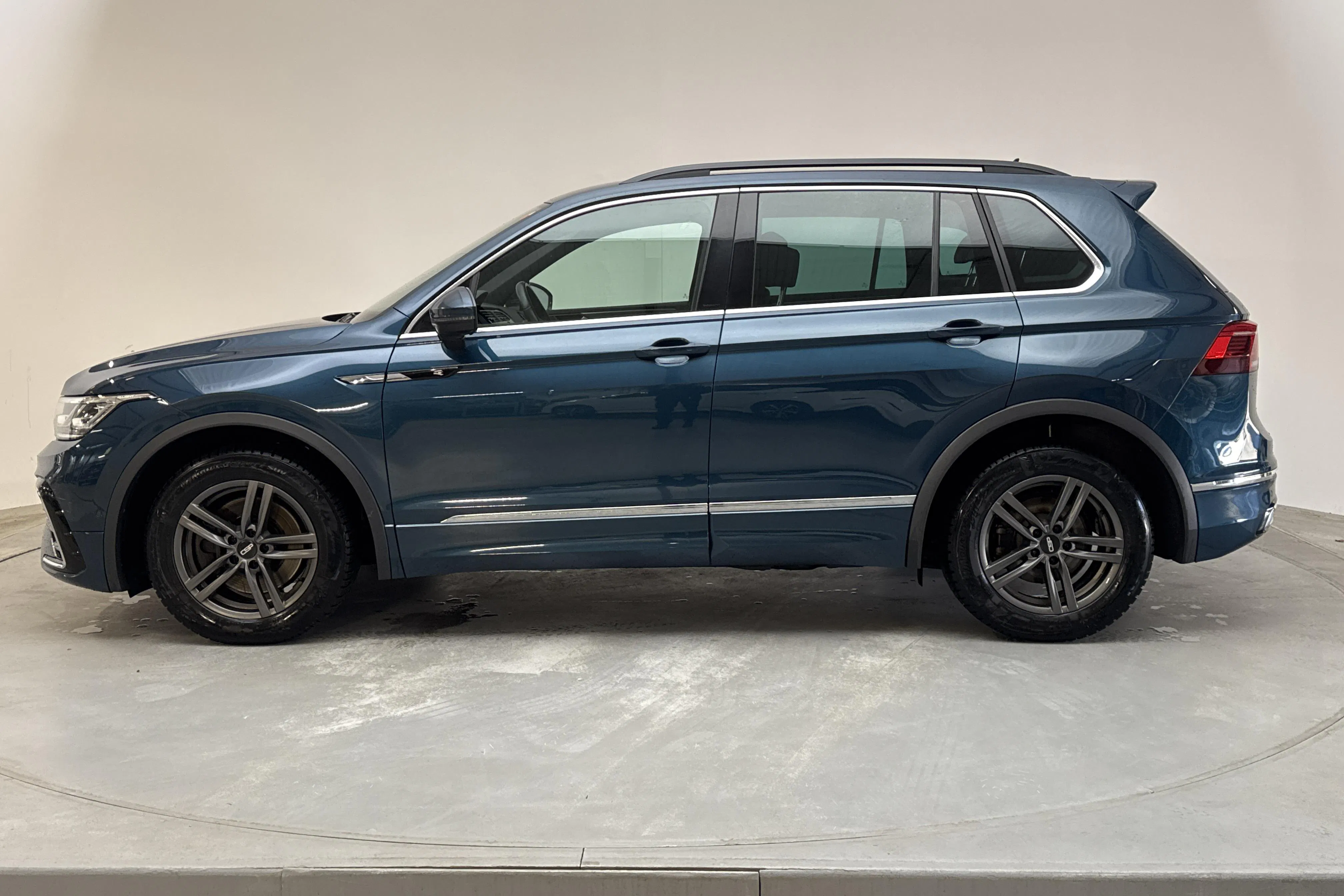 Presentationsfoto 2 av 15: VW Tiguan 2.0 TDI 4MOTION (200hk) - 18 848 mil - Automat - blå - 2021