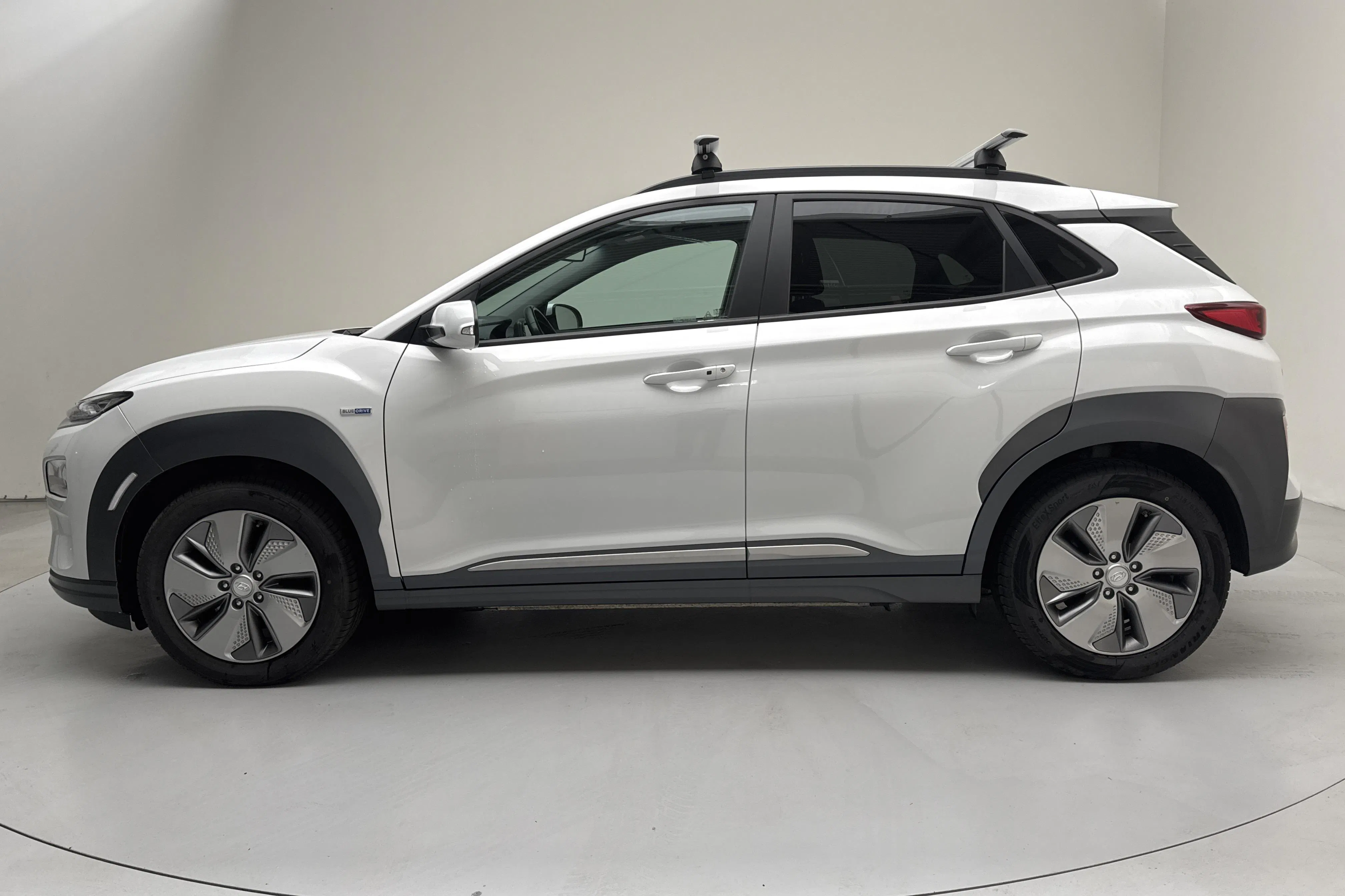 Presentationsfoto 2 av 16: Hyundai Kona Electric Long Range 64kWh (204hk) - 12 024 mil - Automat - vit - 2020