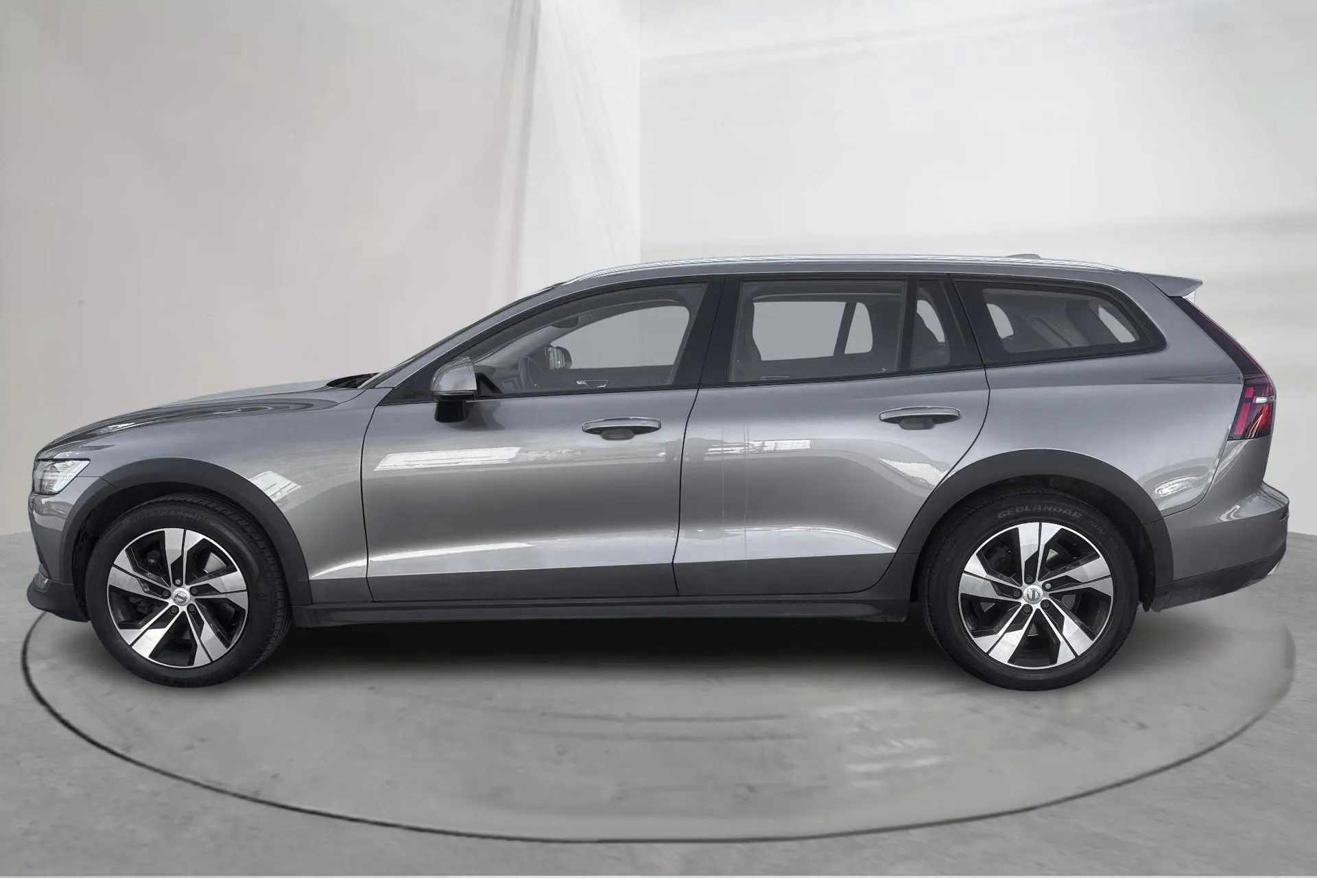 Præsentationsfoto 2 af 19: Volvo V60 D4 Cross Country AWD (190hk) - 180 990 kilometer - Salgsautomat - grå - 2019
