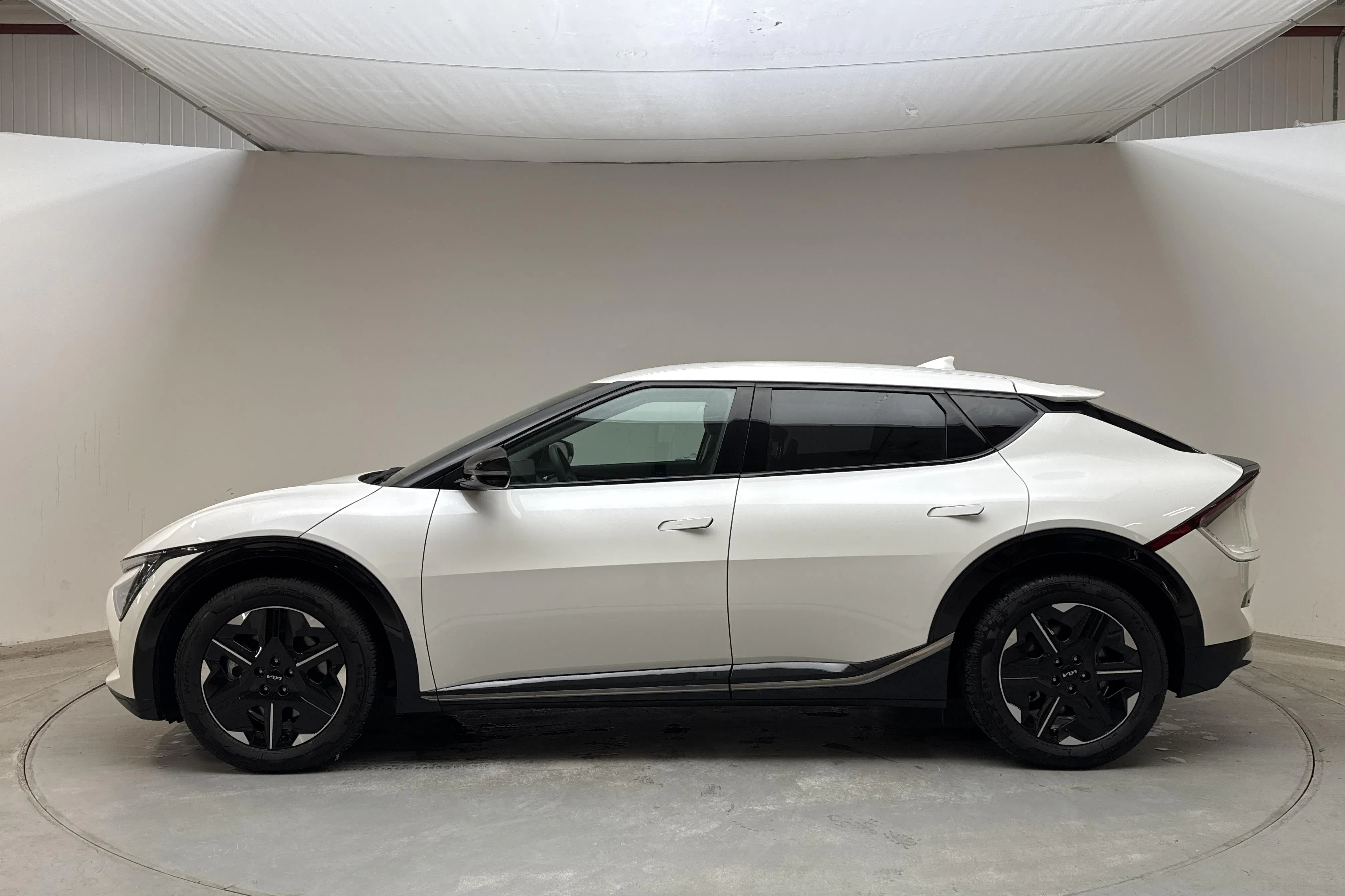 Presentationsfoto 2 av 17: KIA EV6 AWD Long Range (325hk) - 1 456 mil - Automat - vit - 2025
