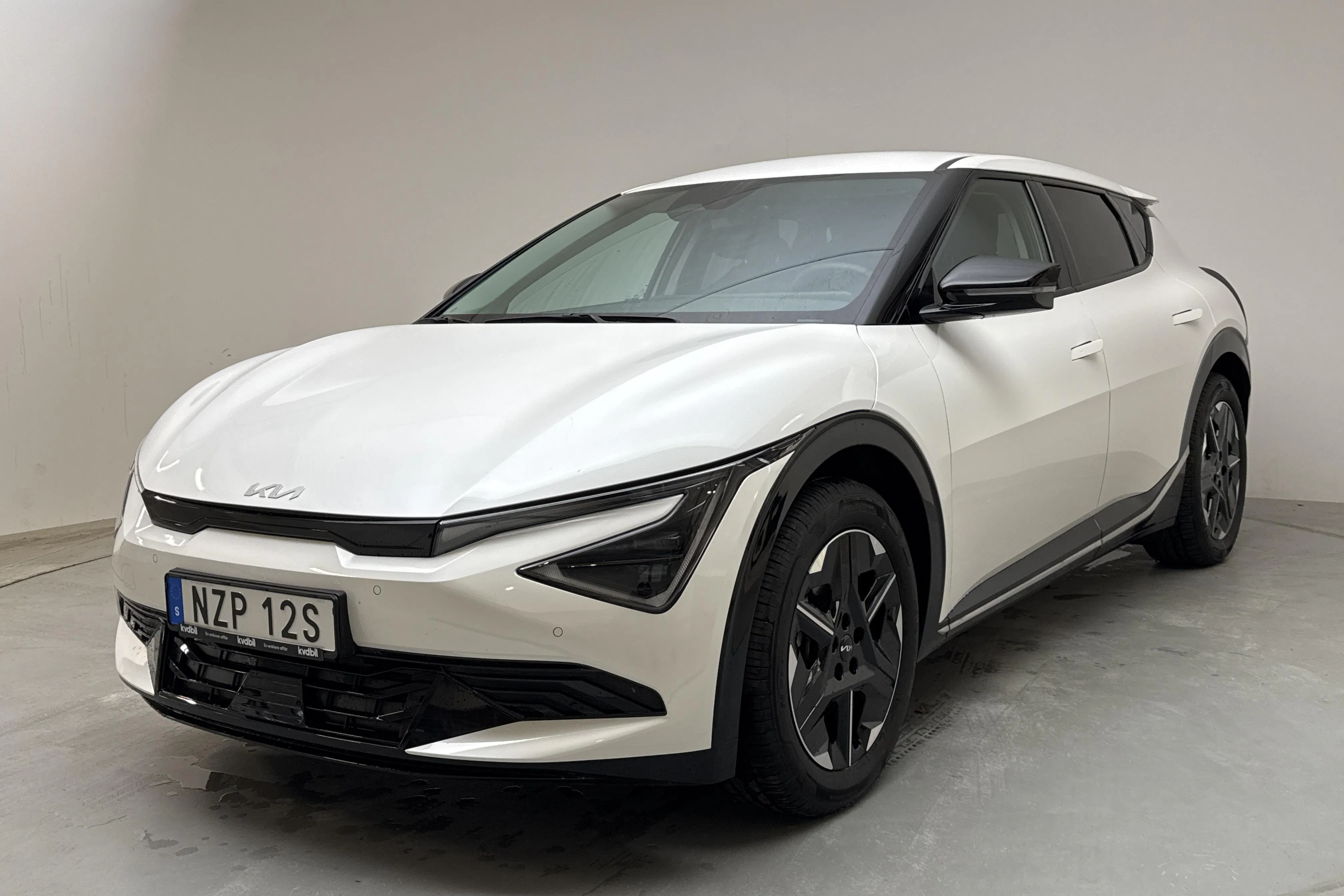 Presentationsfoto 1 av 17: KIA EV6 AWD Long Range (325hk) - 1 456 mil - Automat - vit - 2025