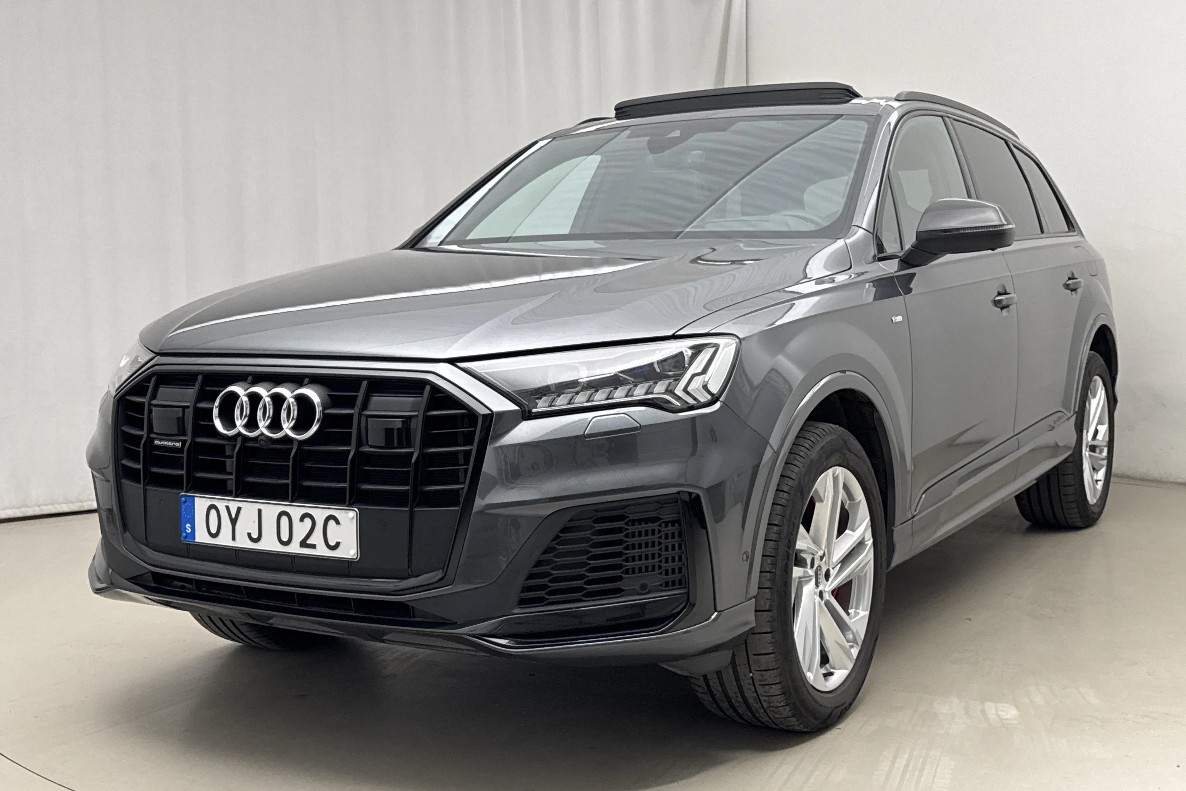 Presentationsfoto 1 av 31: Audi Q7 60 TFSI e quattro (456hk) - 4 380 mil - Automat - grå - 2023