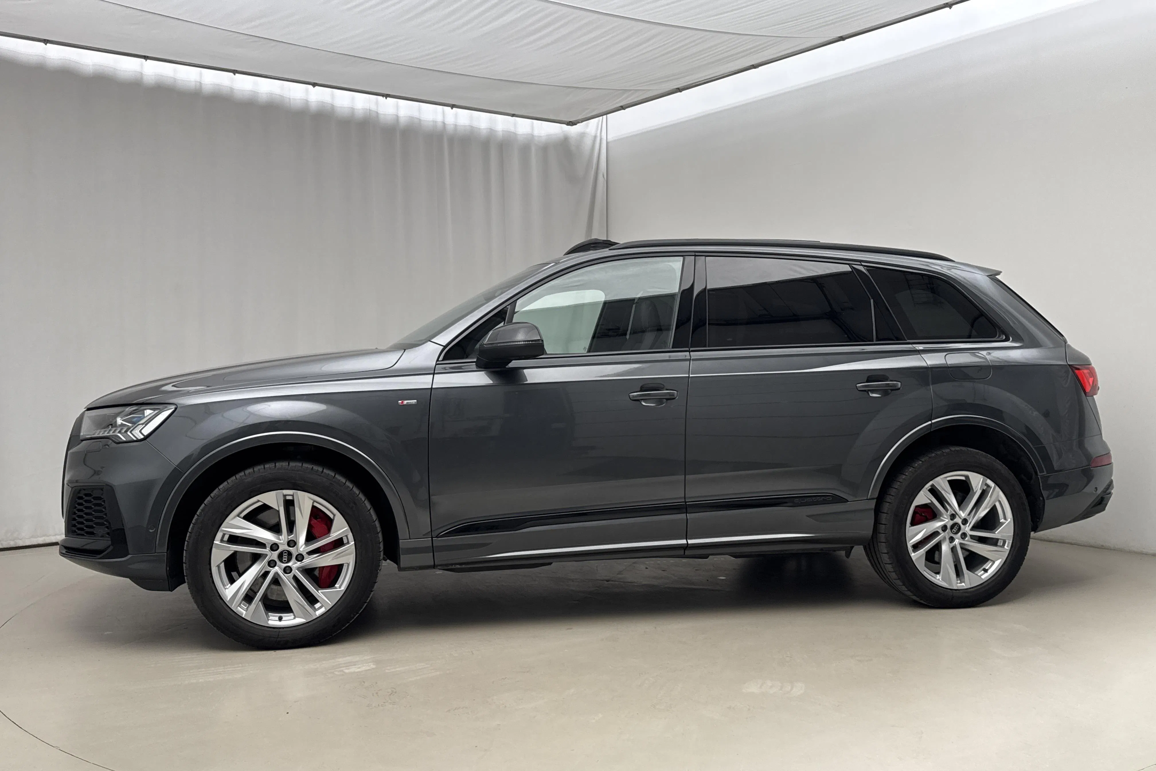 Presentationsfoto 2 av 31: Audi Q7 60 TFSI e quattro (456hk) - 4 380 mil - Automat - grå - 2023