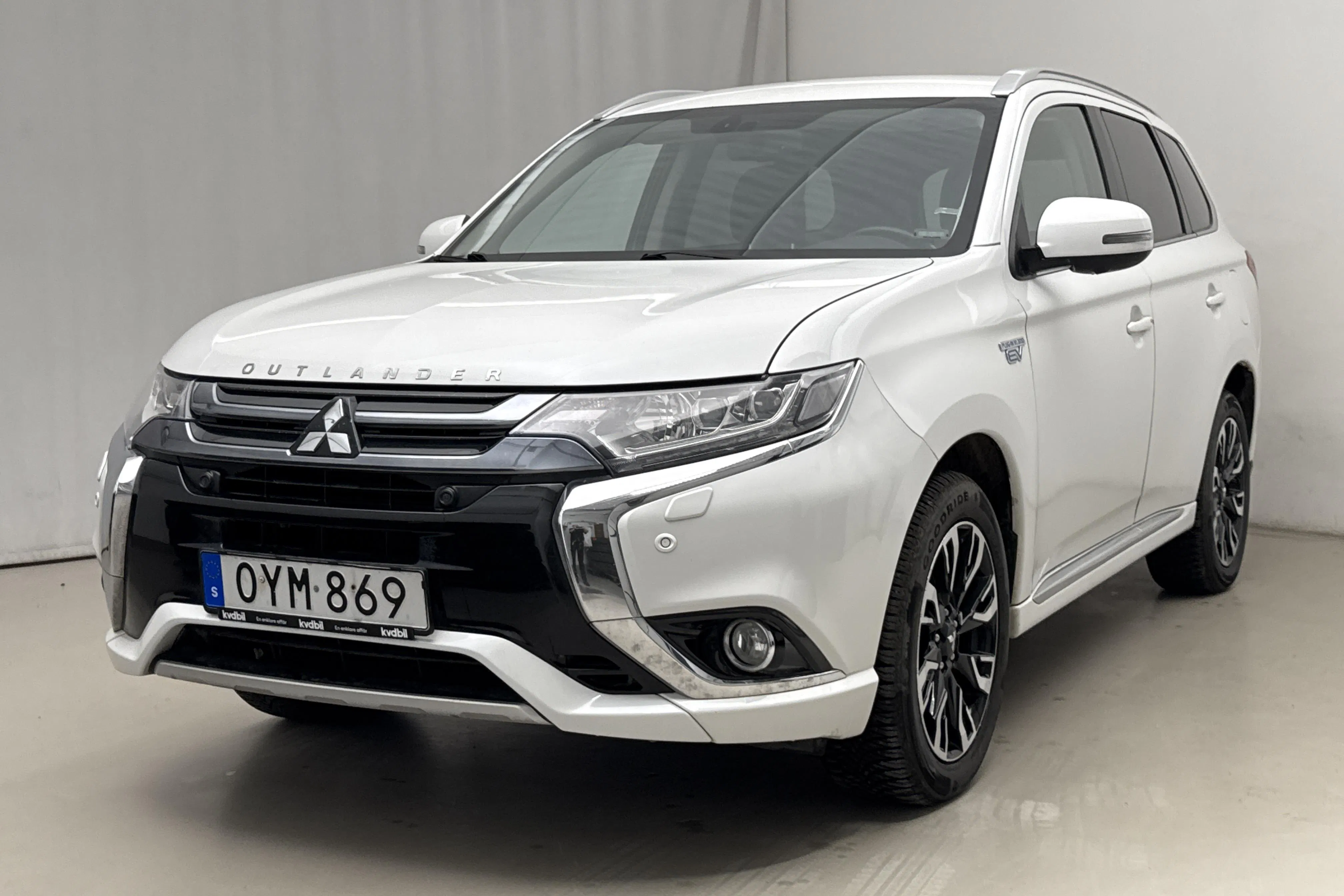 Presentation photo 1 of 19: Mitsubishi Outlander 2.0 Plug-in Hybrid 4WD (121hk) - 190 320 km - Automatic - white - 2016