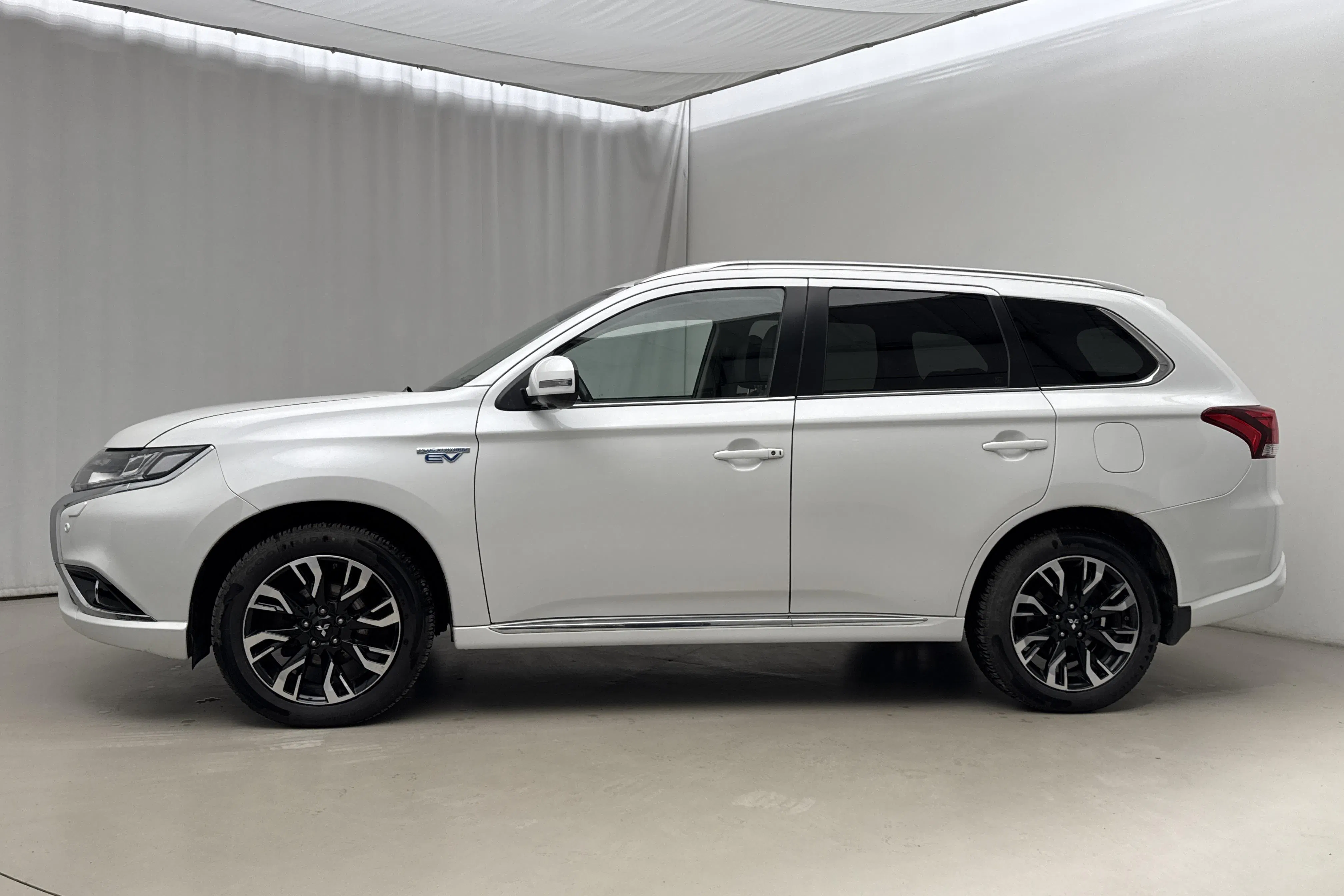Presentation photo 2 of 19: Mitsubishi Outlander 2.0 Plug-in Hybrid 4WD (121hk) - 190 320 km - Automatic - white - 2016