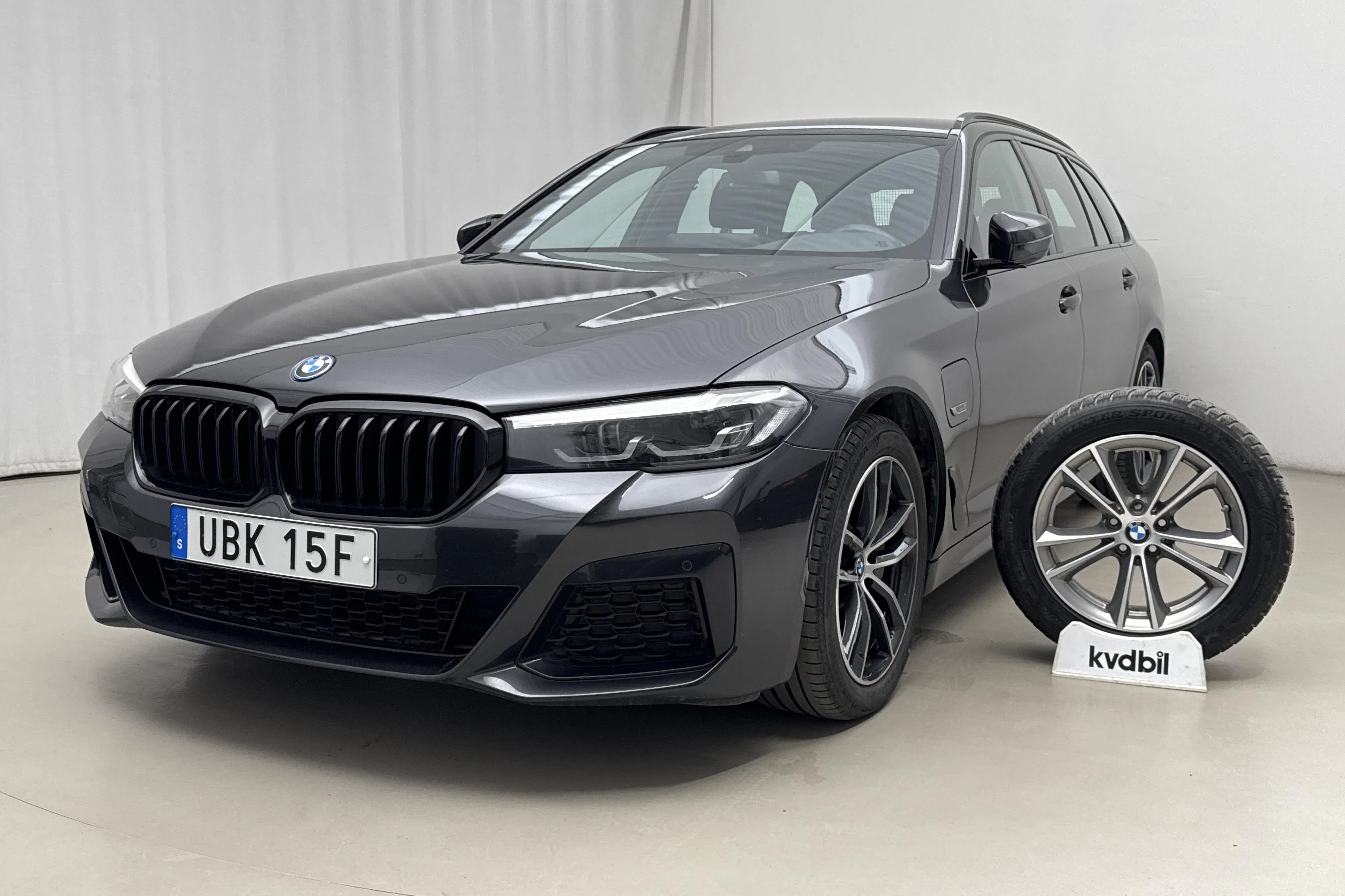 Presentationsfoto 1 av 21: BMW 530e xDrive Touring, G31 12kWh LCI (292hk) - 5 096 mil - Automat - grå - 2023