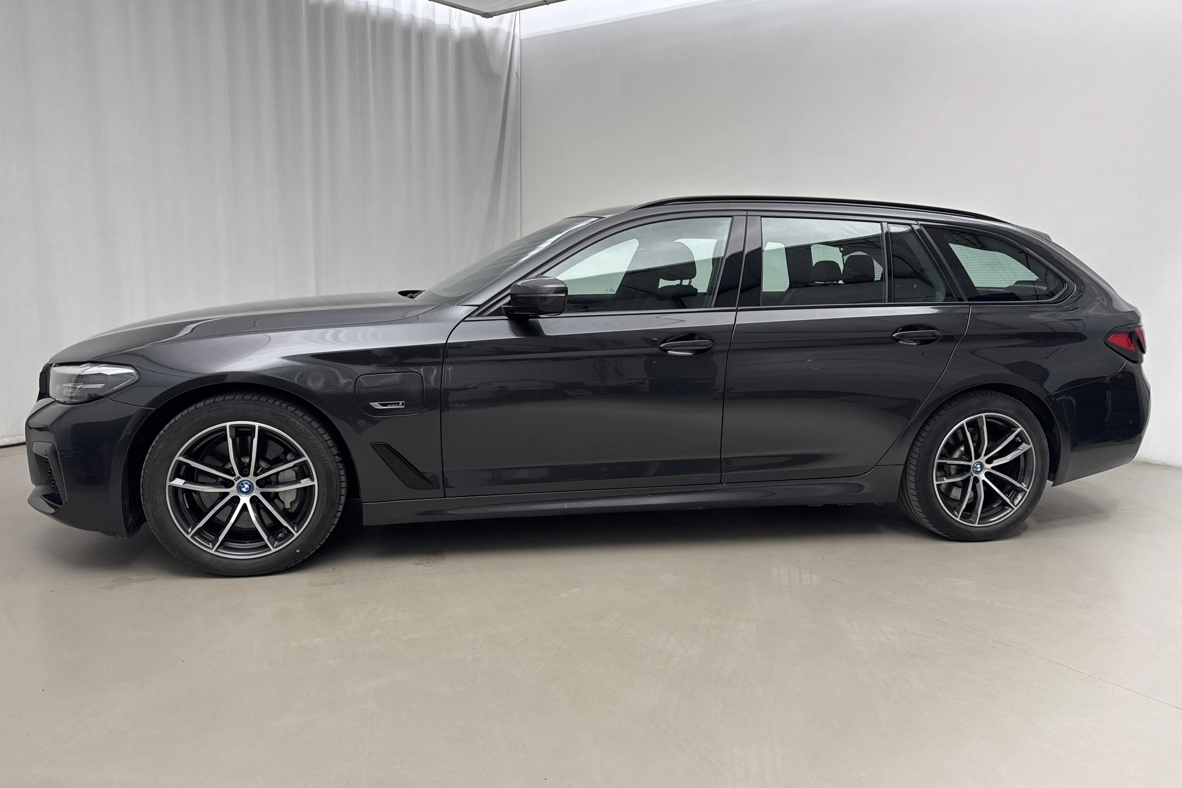 Presentationsfoto 2 av 21: BMW 530e xDrive Touring, G31 12kWh LCI (292hk) - 5 096 mil - Automat - grå - 2023