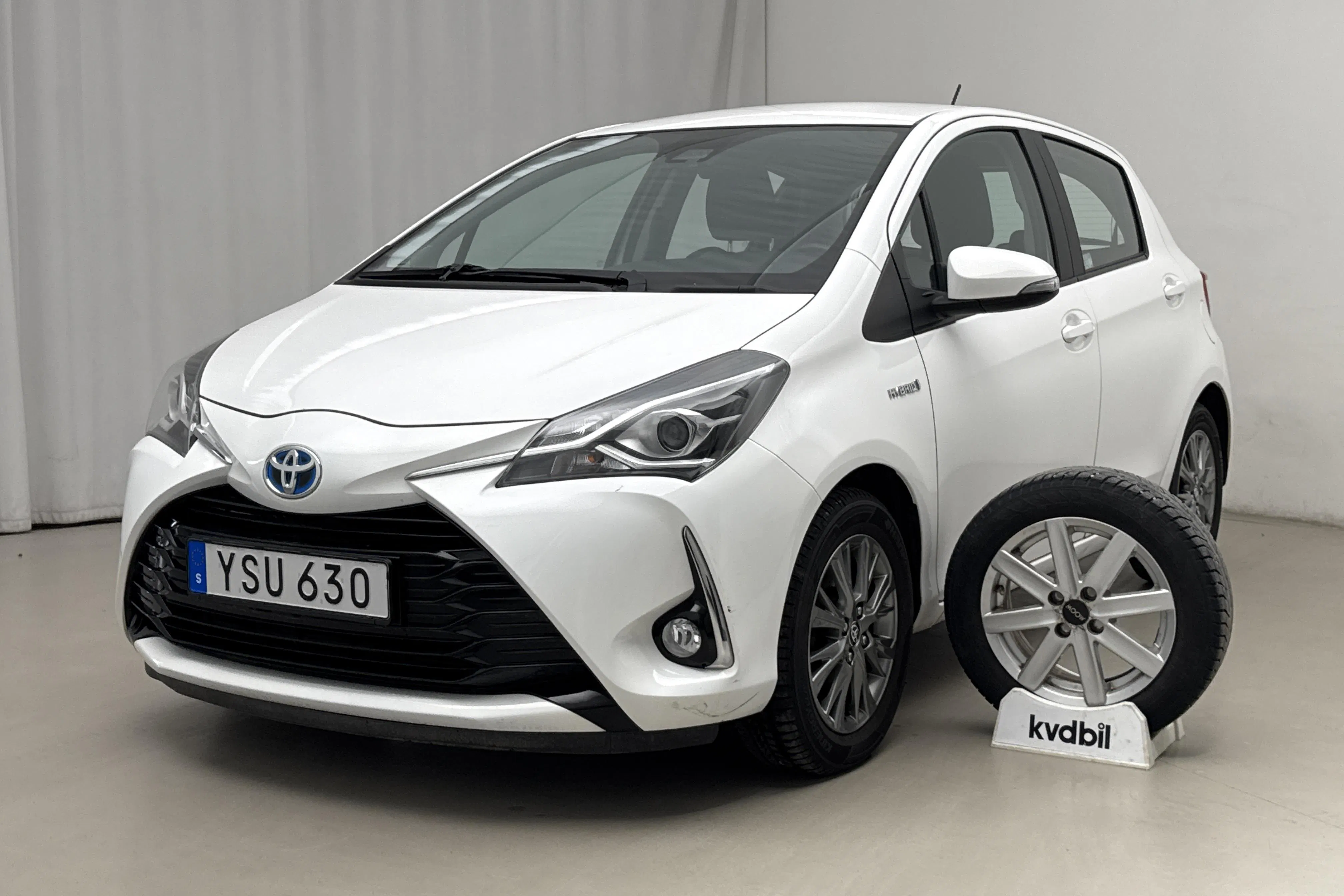 Presentationsfoto 1 av 16: Toyota Yaris 1.5 Hybrid 5dr (101hk) - 8 321 mil - Automat - vit - 2017