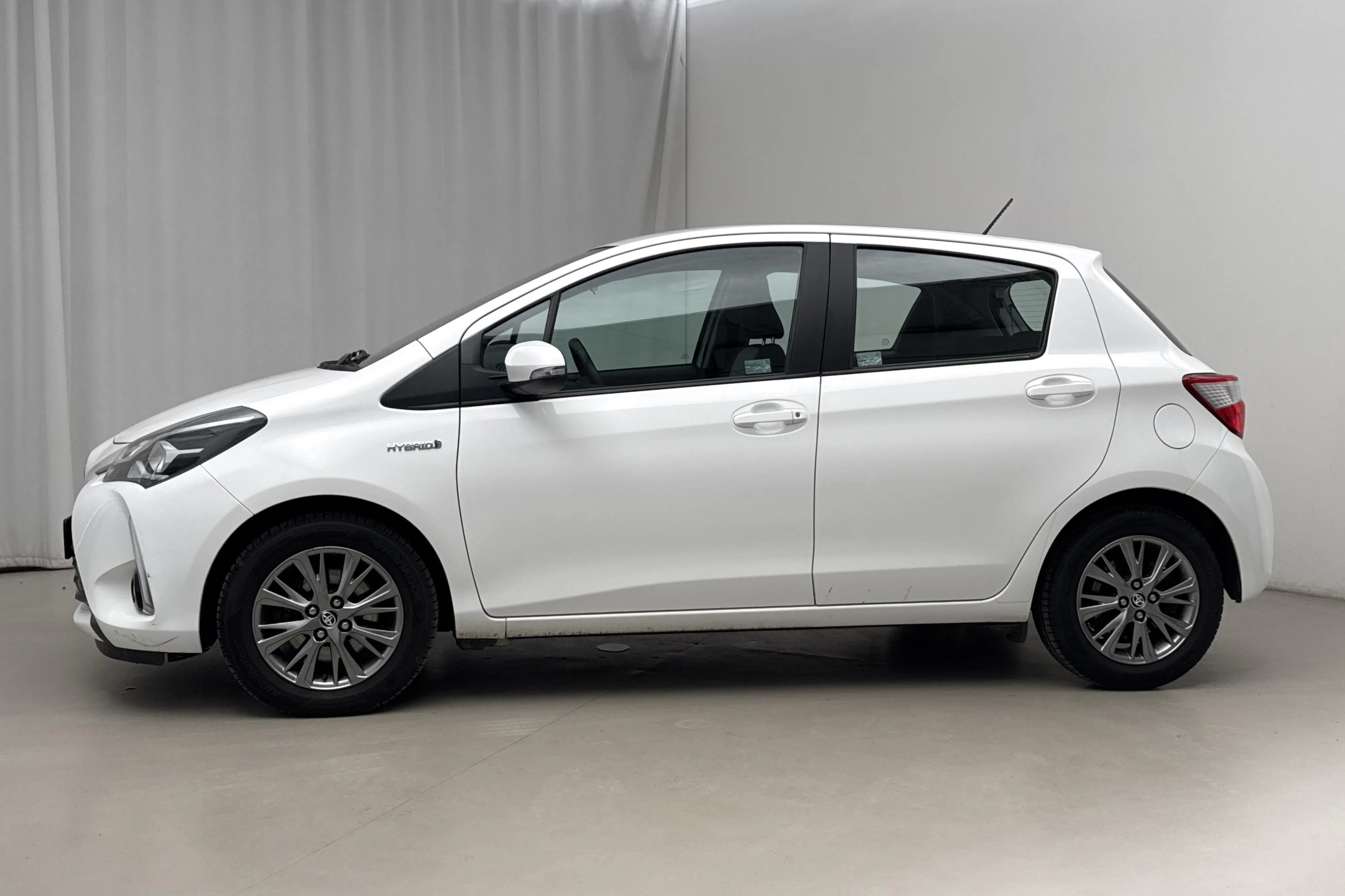 Presentationsfoto 2 av 16: Toyota Yaris 1.5 Hybrid 5dr (101hk) - 8 321 mil - Automat - vit - 2017
