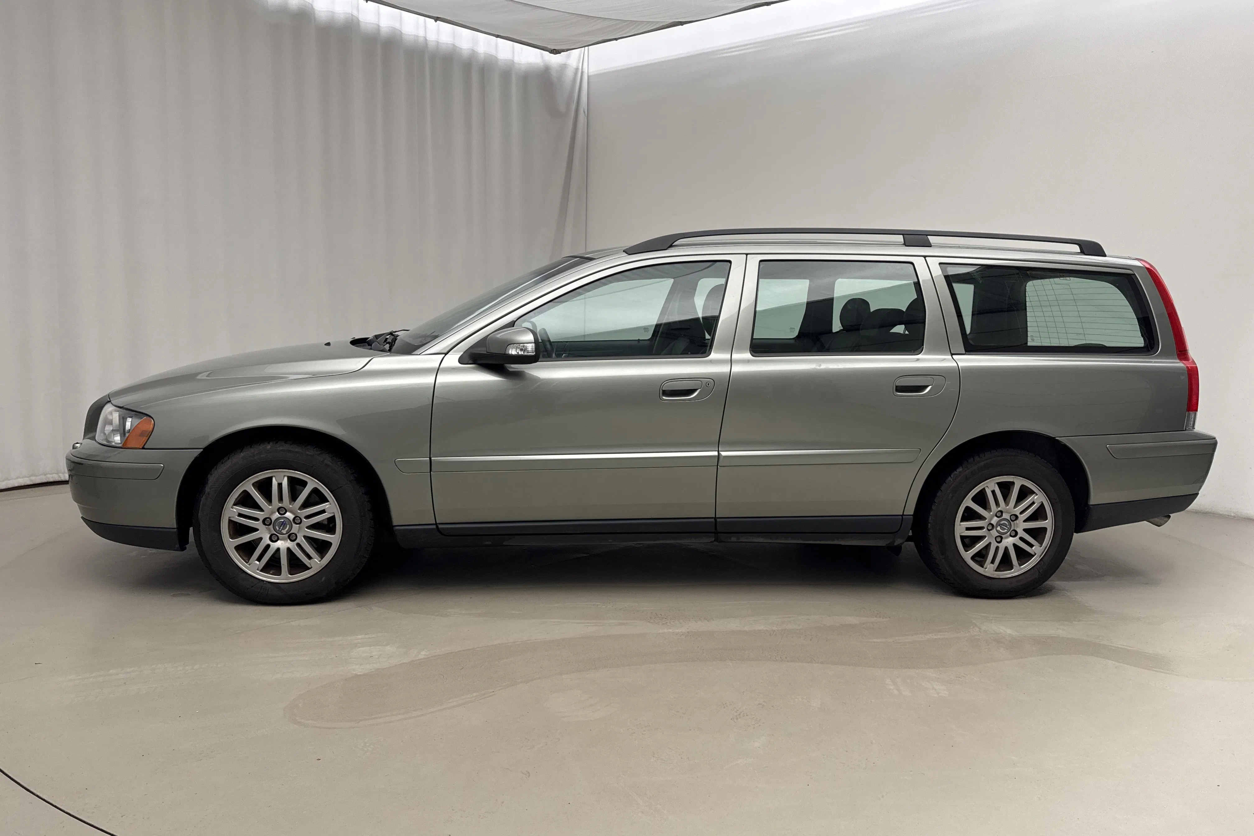 Presentationsfoto 2 av 16: Volvo V70 2.4 (170hk) - 14 704 mil - Automat - Light Green - 2007