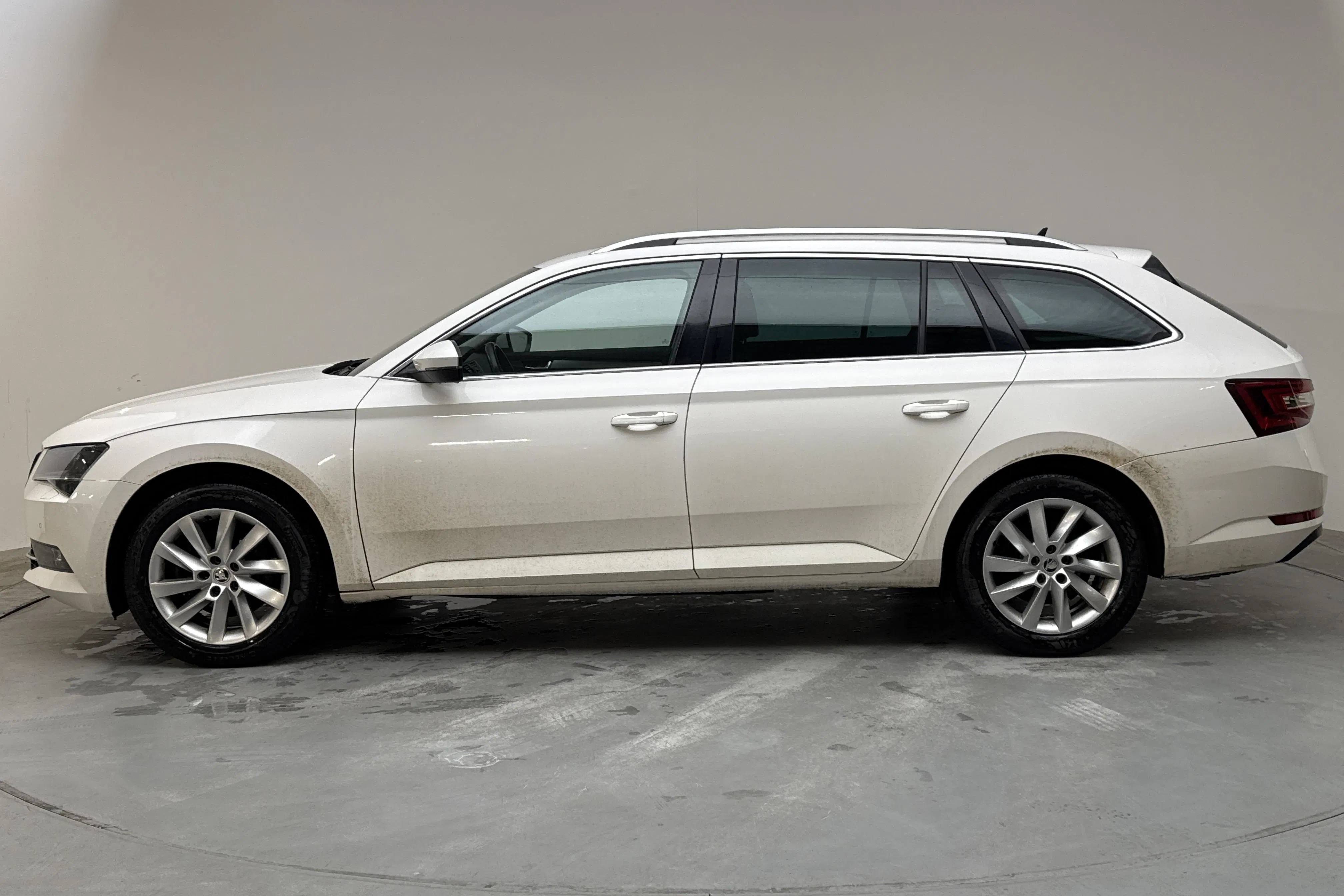 Presentationsfoto 2 av 13: Skoda Superb 2.0 TDI 4x4 Kombi (190hk) - 24 575 mil - Automat - vit - 2019