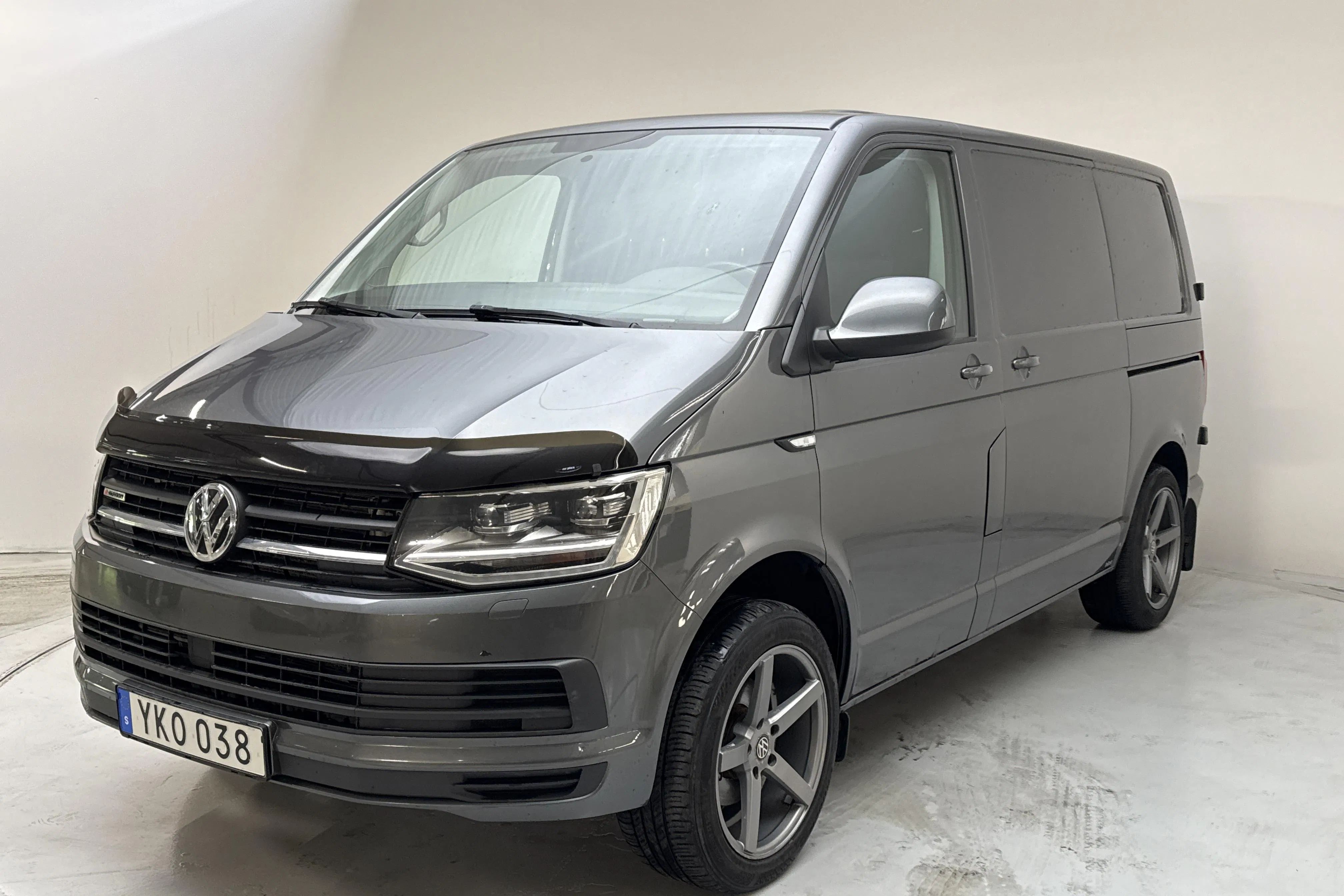 Presentationsfoto 1 av 13: VW Transporter T6 2.0 TDI BMT Skåp 4MOTION (150hk) - 16 052 mil - Automat - grå - 2017