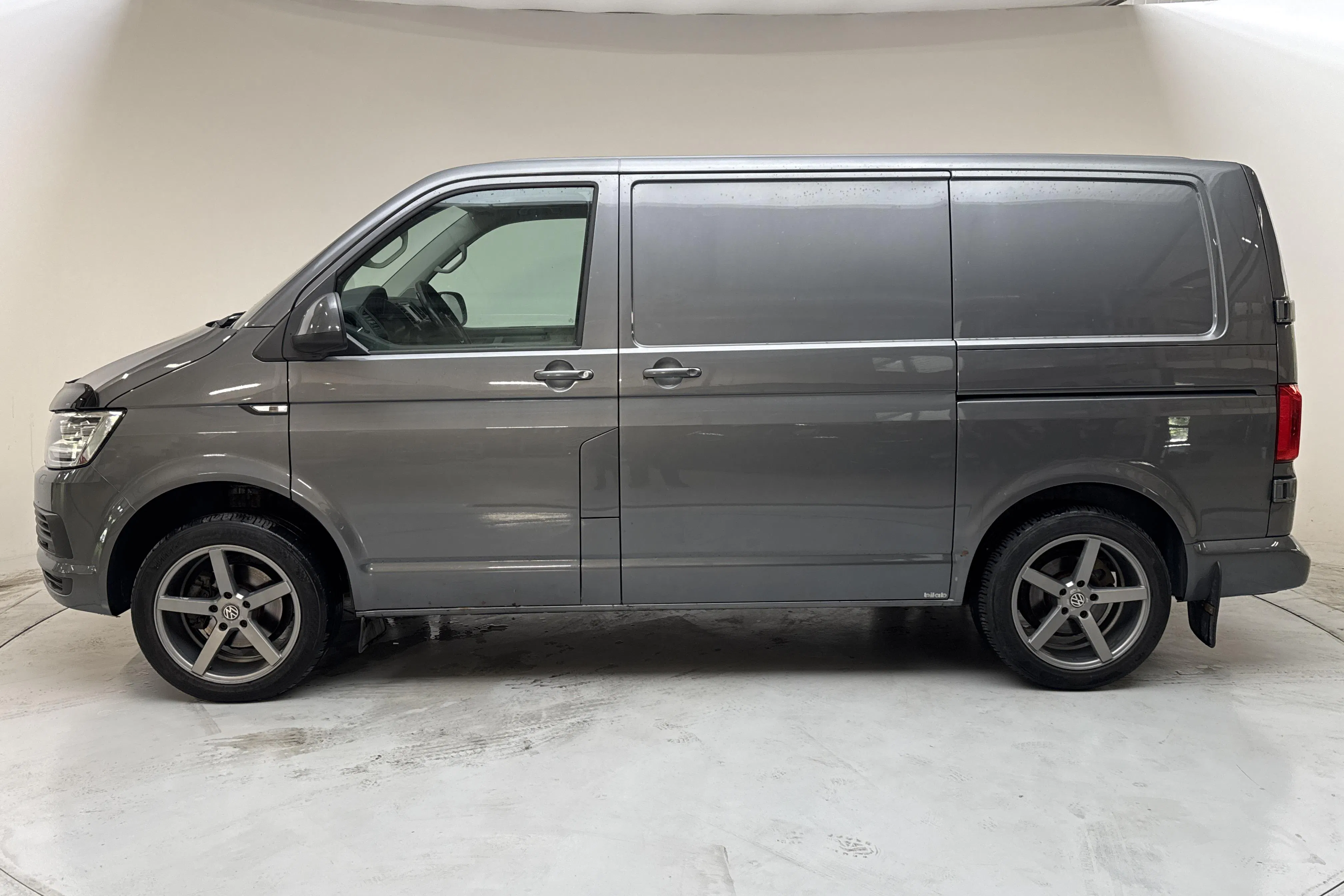 Presentationsfoto 2 av 13: VW Transporter T6 2.0 TDI BMT Skåp 4MOTION (150hk) - 16 052 mil - Automat - grå - 2017