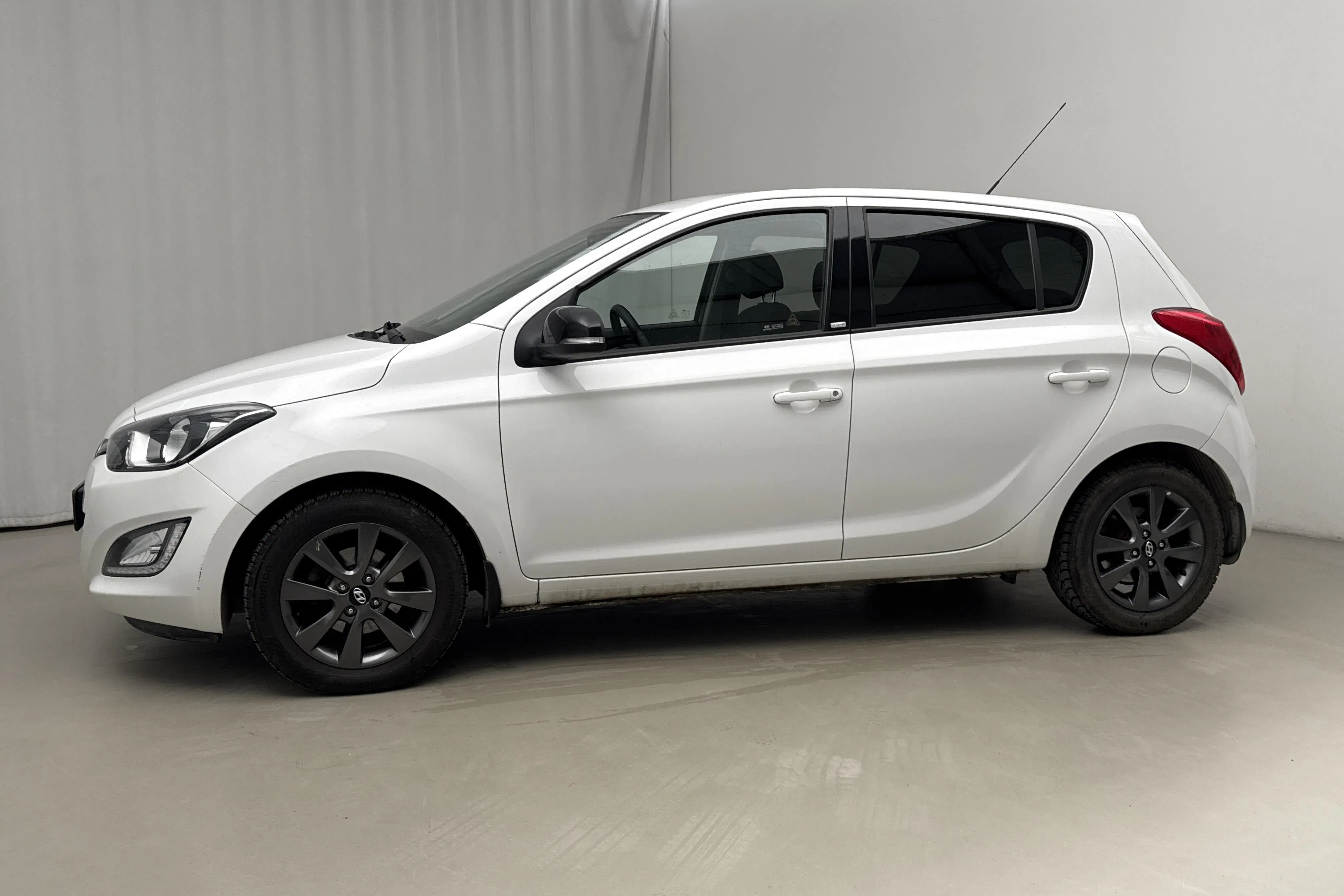 Presentation photo 2 of 15: Hyundai i20 1.2 (85hk) - 89 890 km - Manual - white - 2015