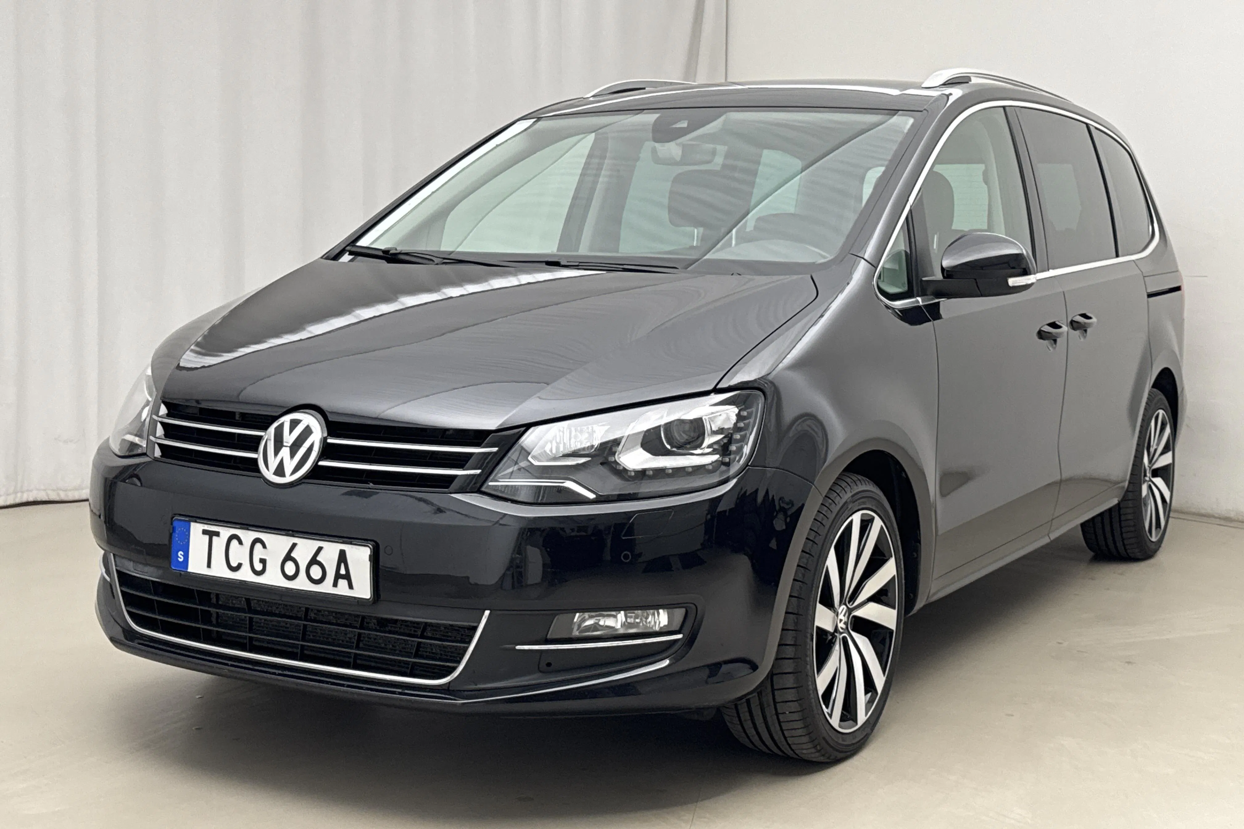 Presentationsfoto 1 av 22: VW Sharan 2.0 TDI 4Motion (177hk) - 7 923 mil - Automat - svart - 2020