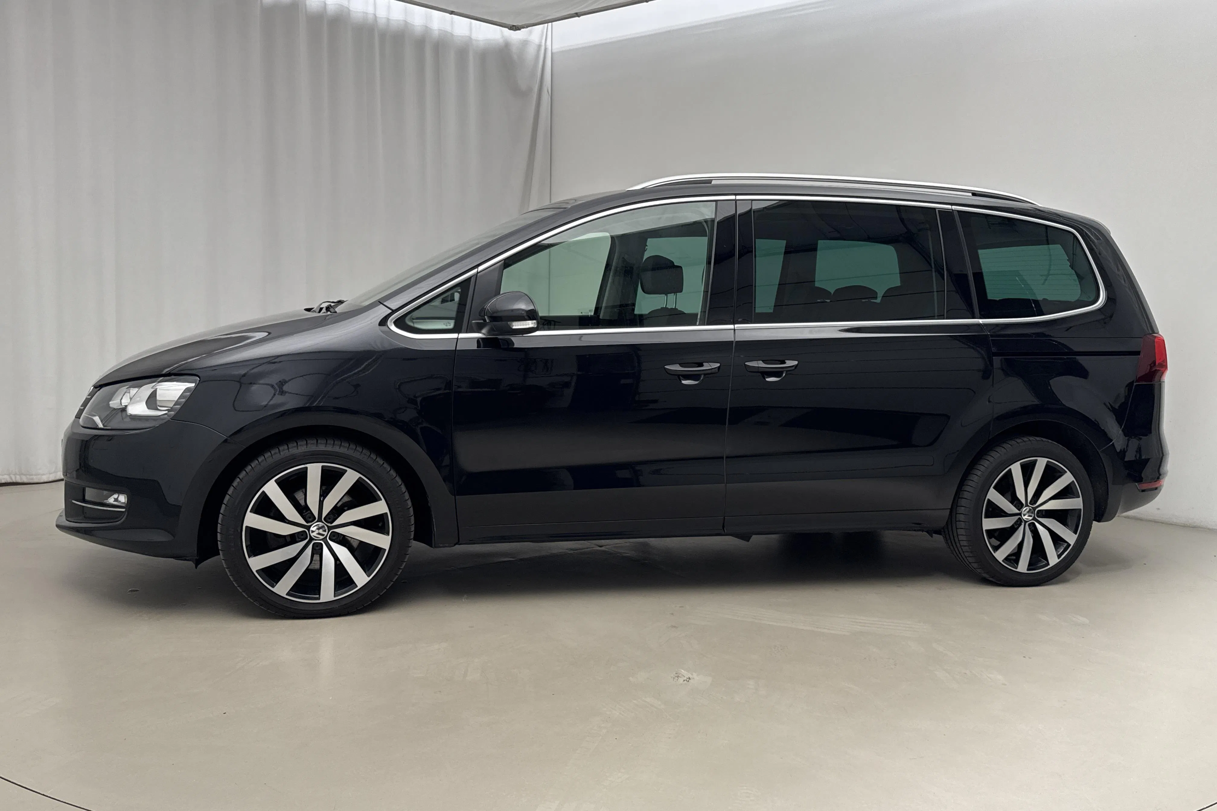 Presentationsfoto 2 av 22: VW Sharan 2.0 TDI 4Motion (177hk) - 7 923 mil - Automat - svart - 2020
