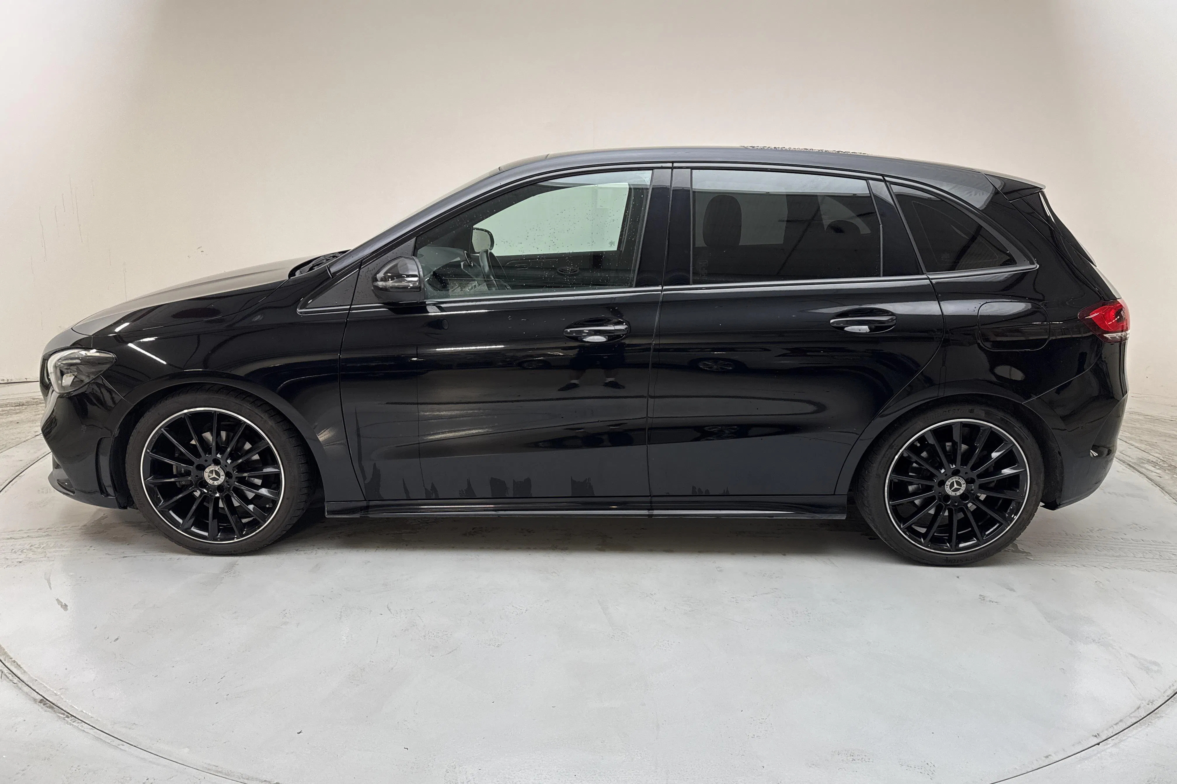 Presentation photo 2 of 15: Mercedes B 200 W247 (163hk) - 158 930 km - Manual - black - 2023