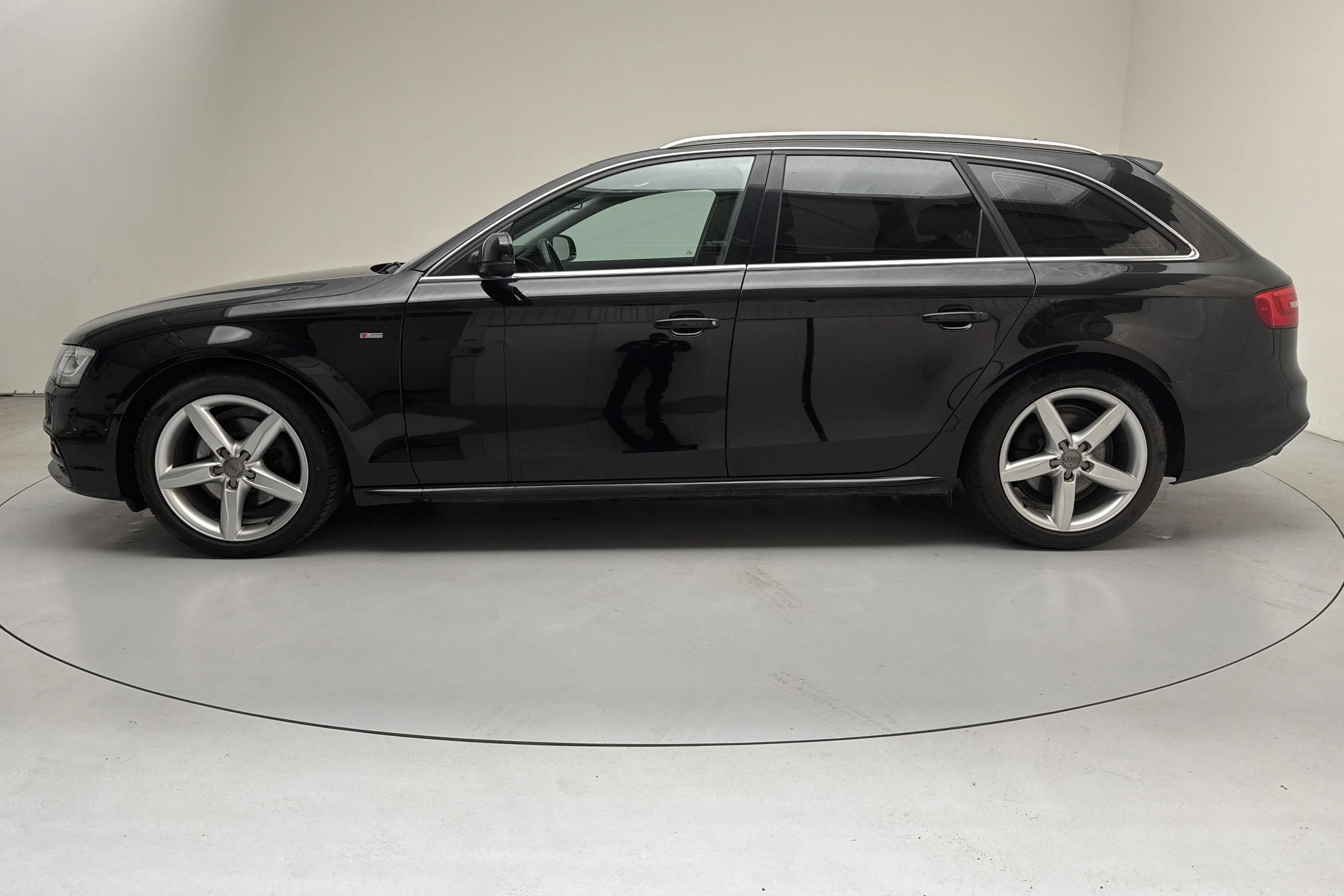 Presentationsfoto 2 av 13: Audi A4 2.0 TDI Avant quattro (150hk) - 17 991 mil - Manuell - svart - 2015