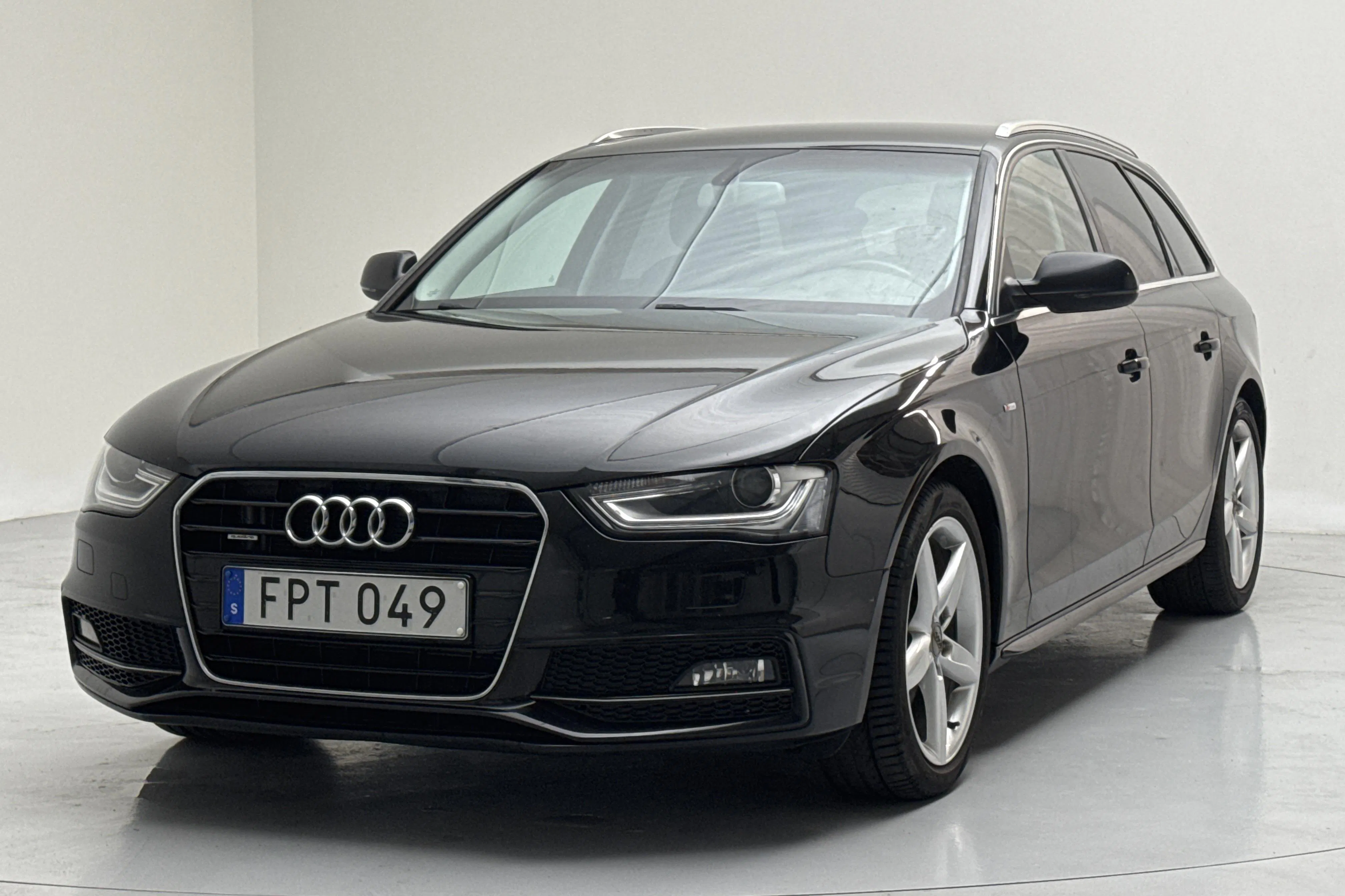 Presentationsfoto 1 av 13: Audi A4 2.0 TDI Avant quattro (150hk) - 17 991 mil - Manuell - svart - 2015