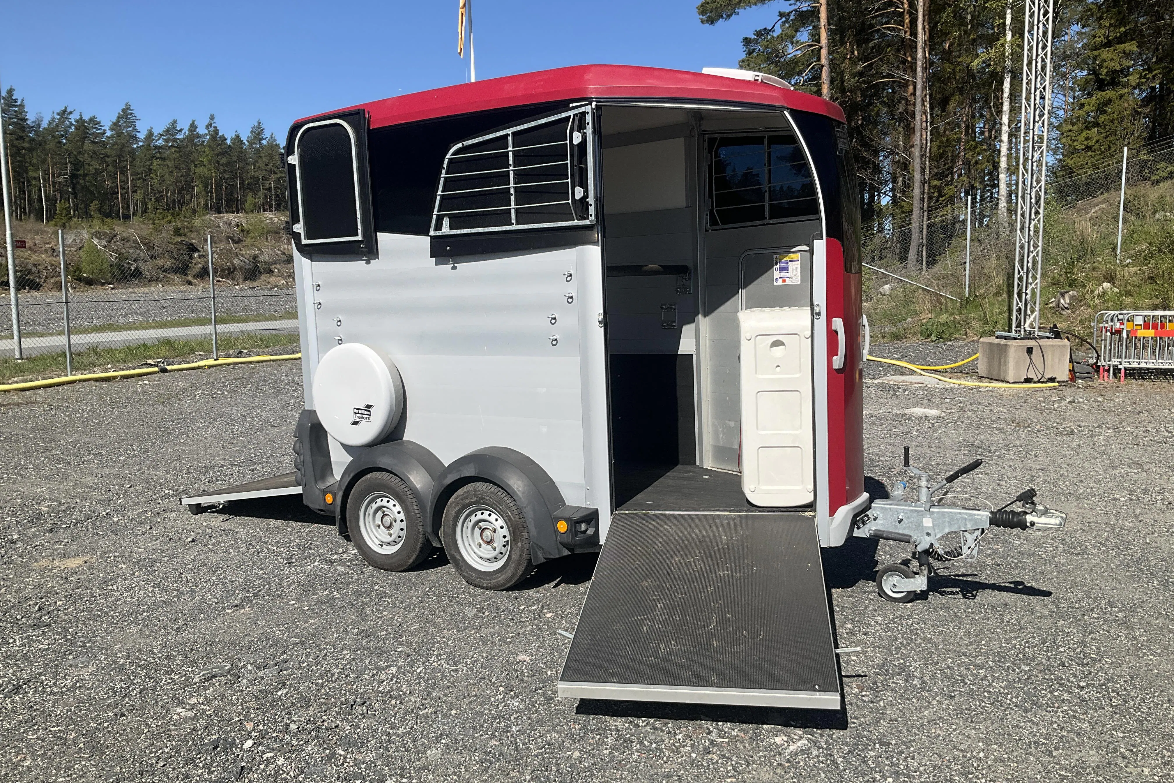 Presentation photo 2 of 18: Ifor Williams HBX 403 Hästsläpvagn - 0 km - red - 2022