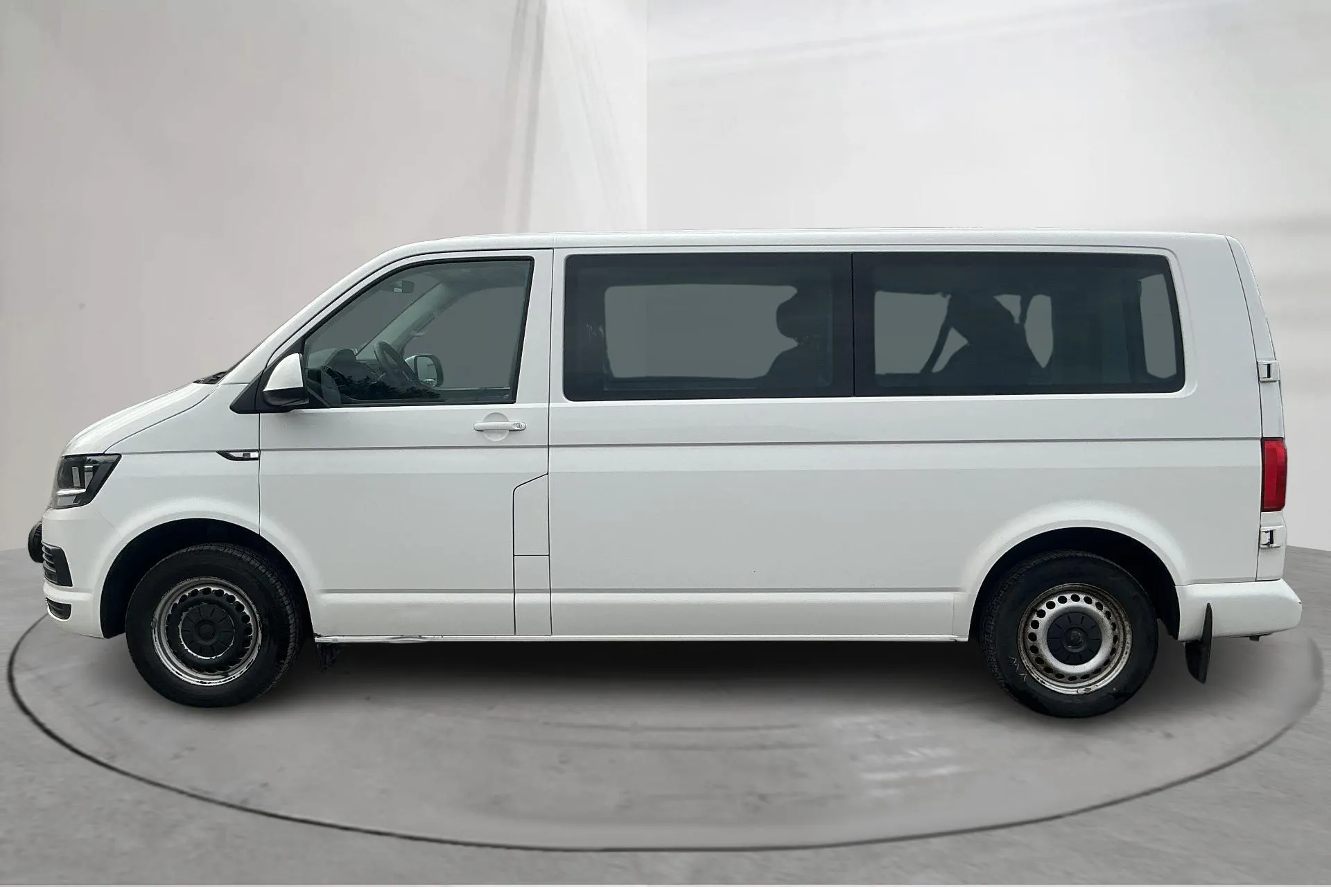 Presentationsfoto 2 av 15: VW Transporter T6 2.0 TDI BMT Kombi (150hk) - 24 090 mil - Manuell - vit - 2016