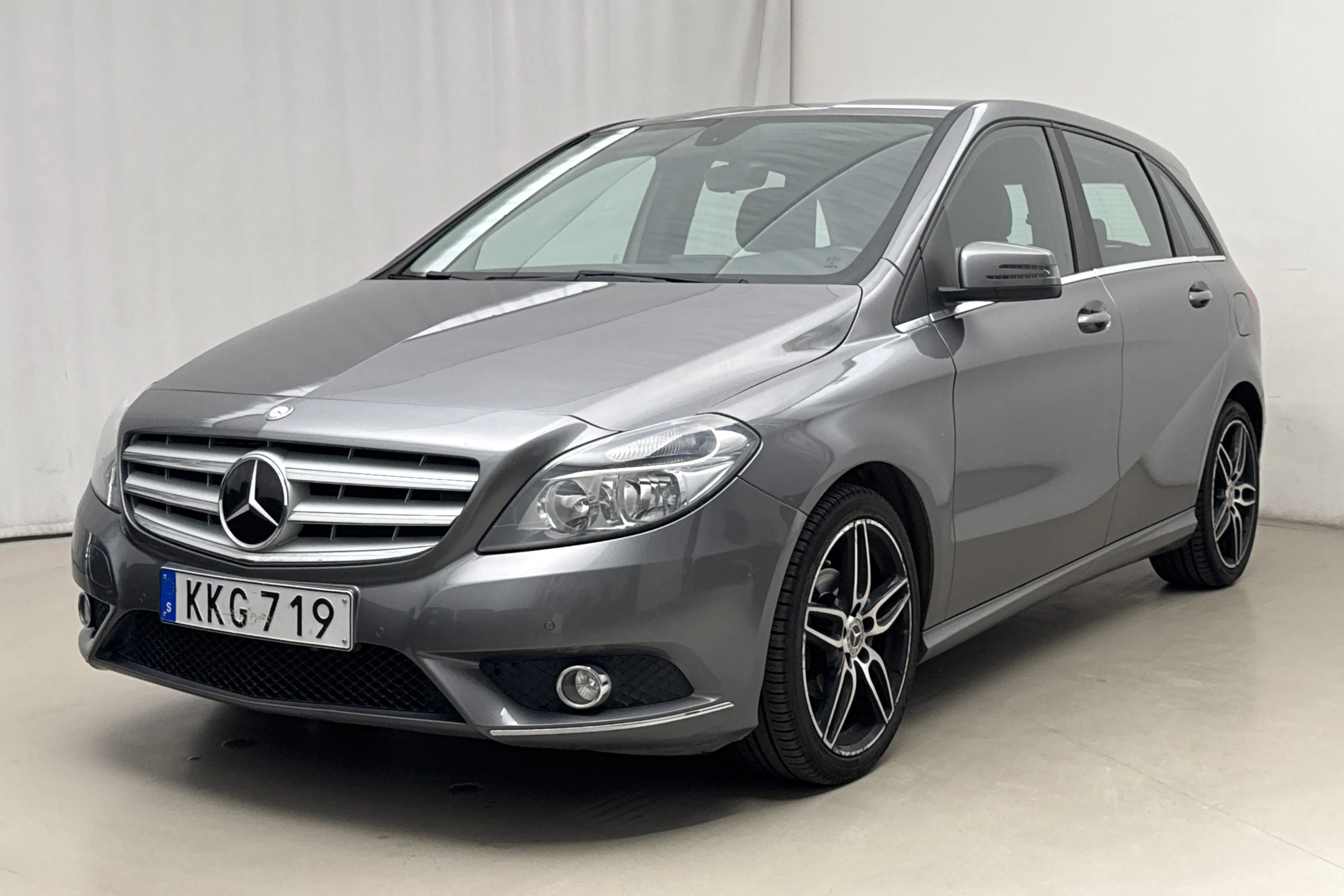 Presentationsfoto 1 av 16: Mercedes B 180 W246 (122hk) - 9 065 mil - Manuell - Mörkgrå - 2014