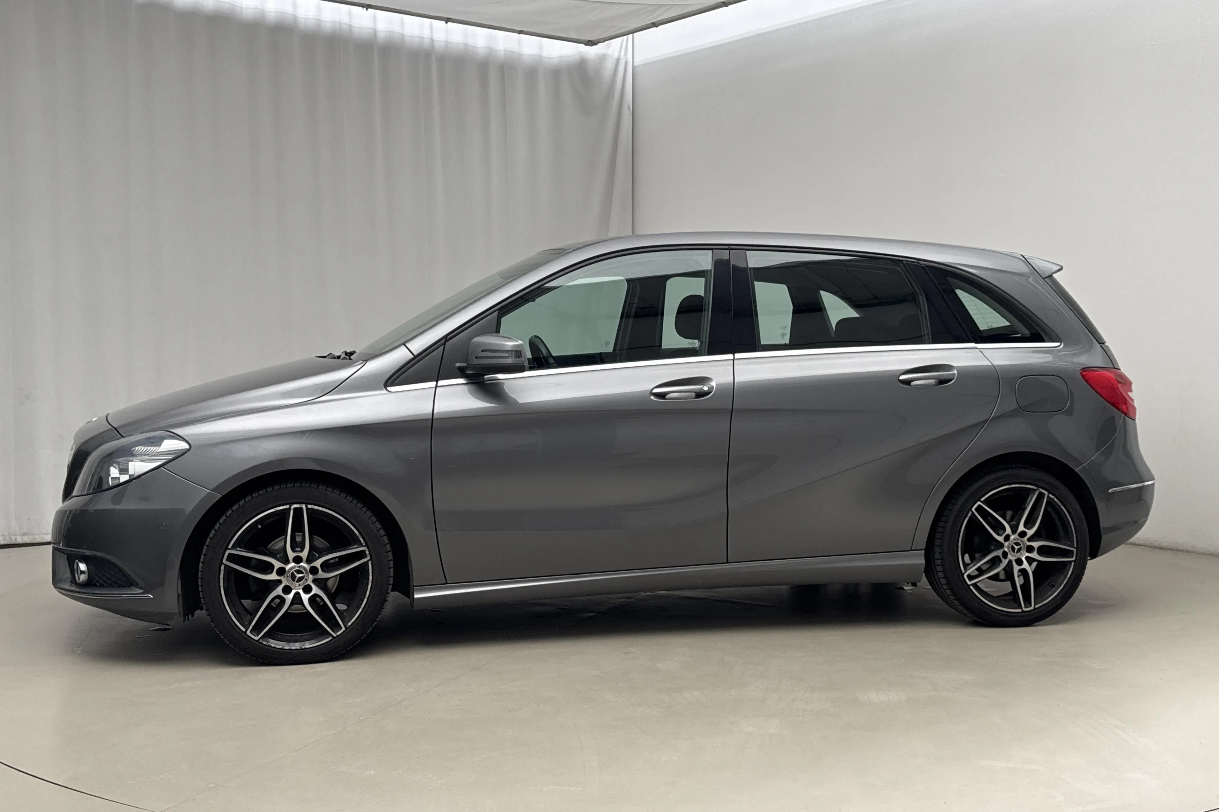 Presentationsfoto 2 av 16: Mercedes B 180 W246 (122hk) - 9 065 mil - Manuell - Mörkgrå - 2014