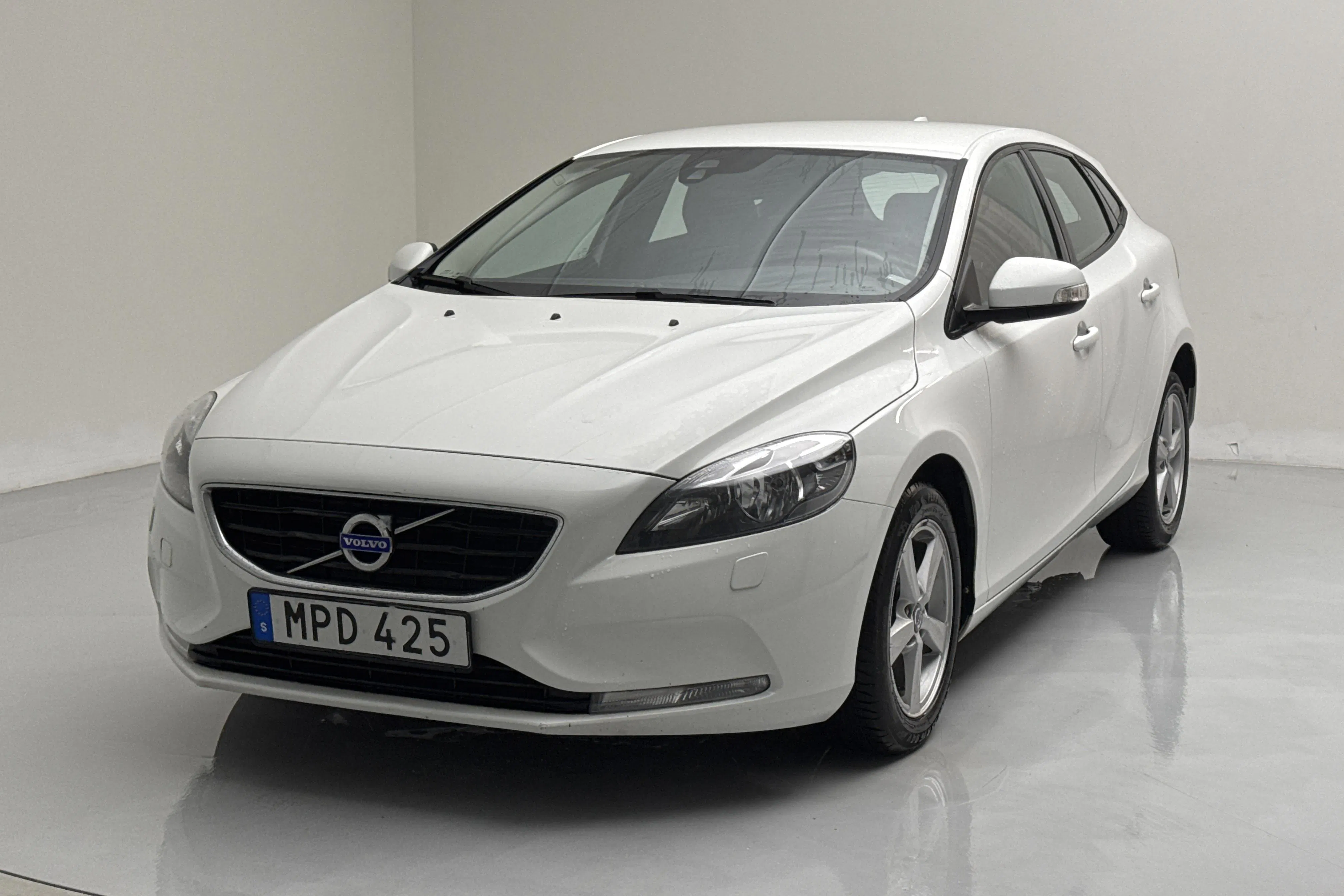 Presentationsfoto 1 av 14: Volvo V40 D2 (115hk) - 12 838 mil - Manuell - vit - 2015