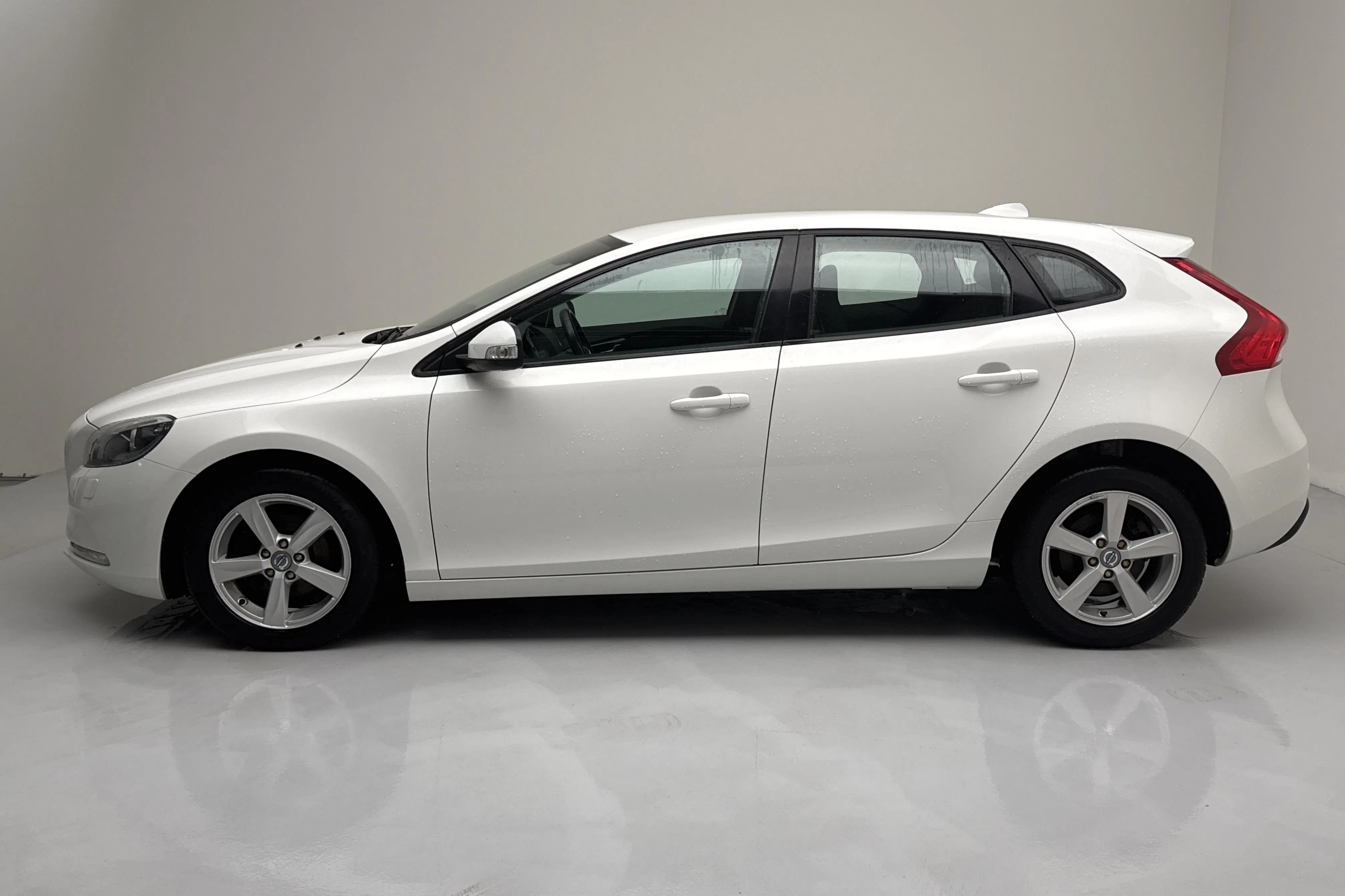 Presentationsfoto 2 av 14: Volvo V40 D2 (115hk) - 12 838 mil - Manuell - vit - 2015