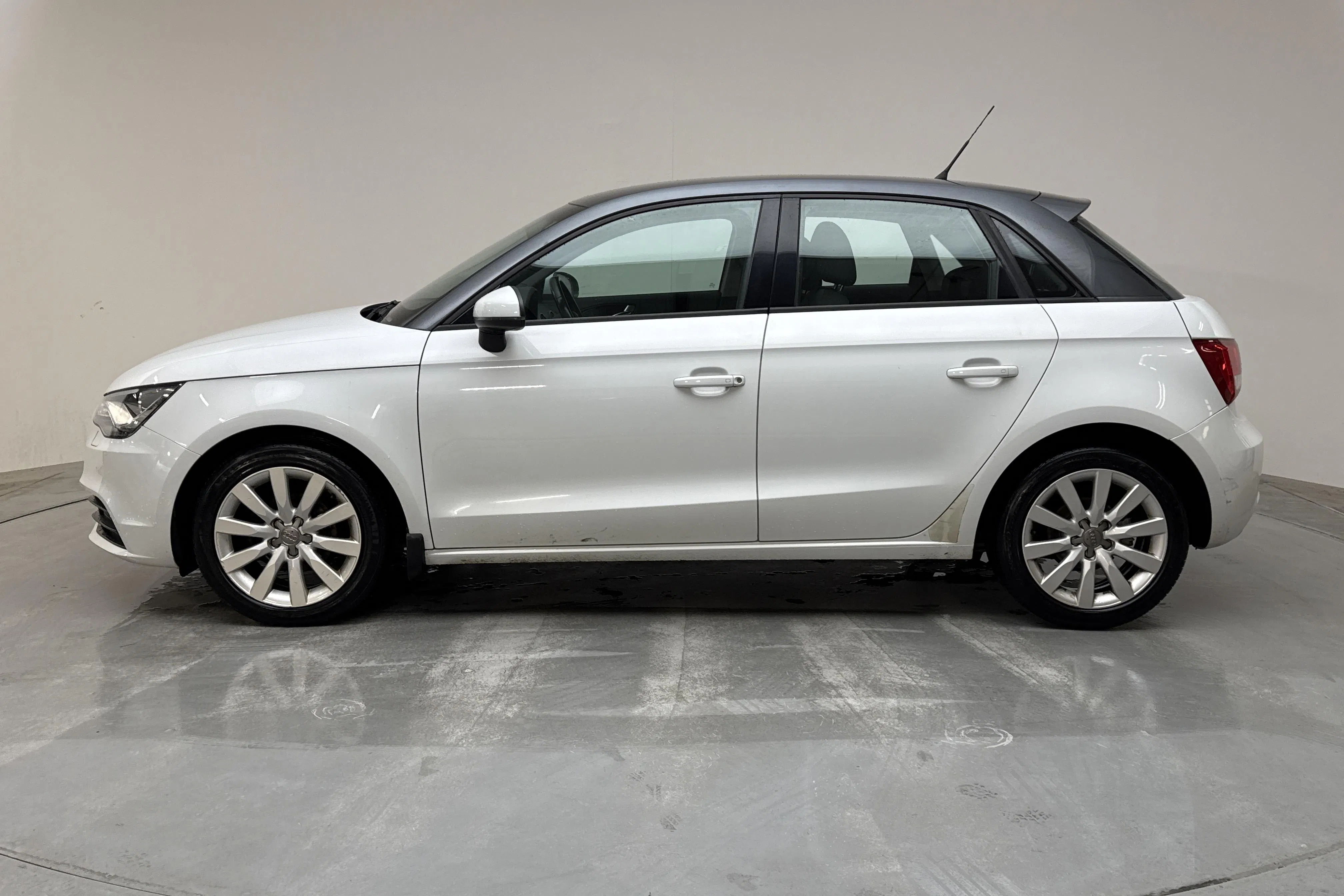 Presentationsfoto 2 av 12: Audi A1 1.2 TFSI Sportback (86hk) - 10 689 mil - Manuell - vit - 2013
