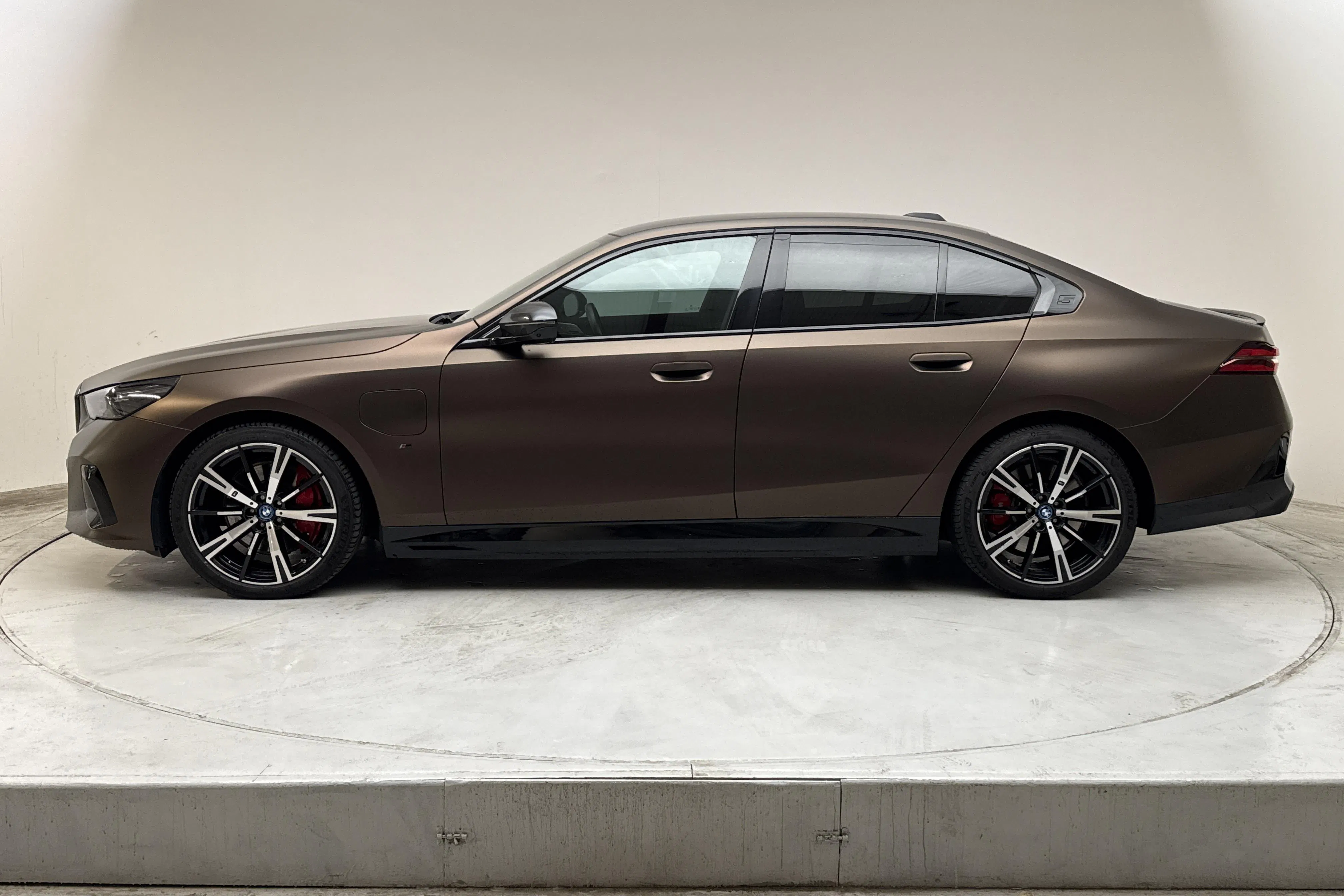 Presentation photo 2 of 21: BMW 550e xDrive Sedan, G60 (490hk) - 66 780 km - Automatic - gray - 2024