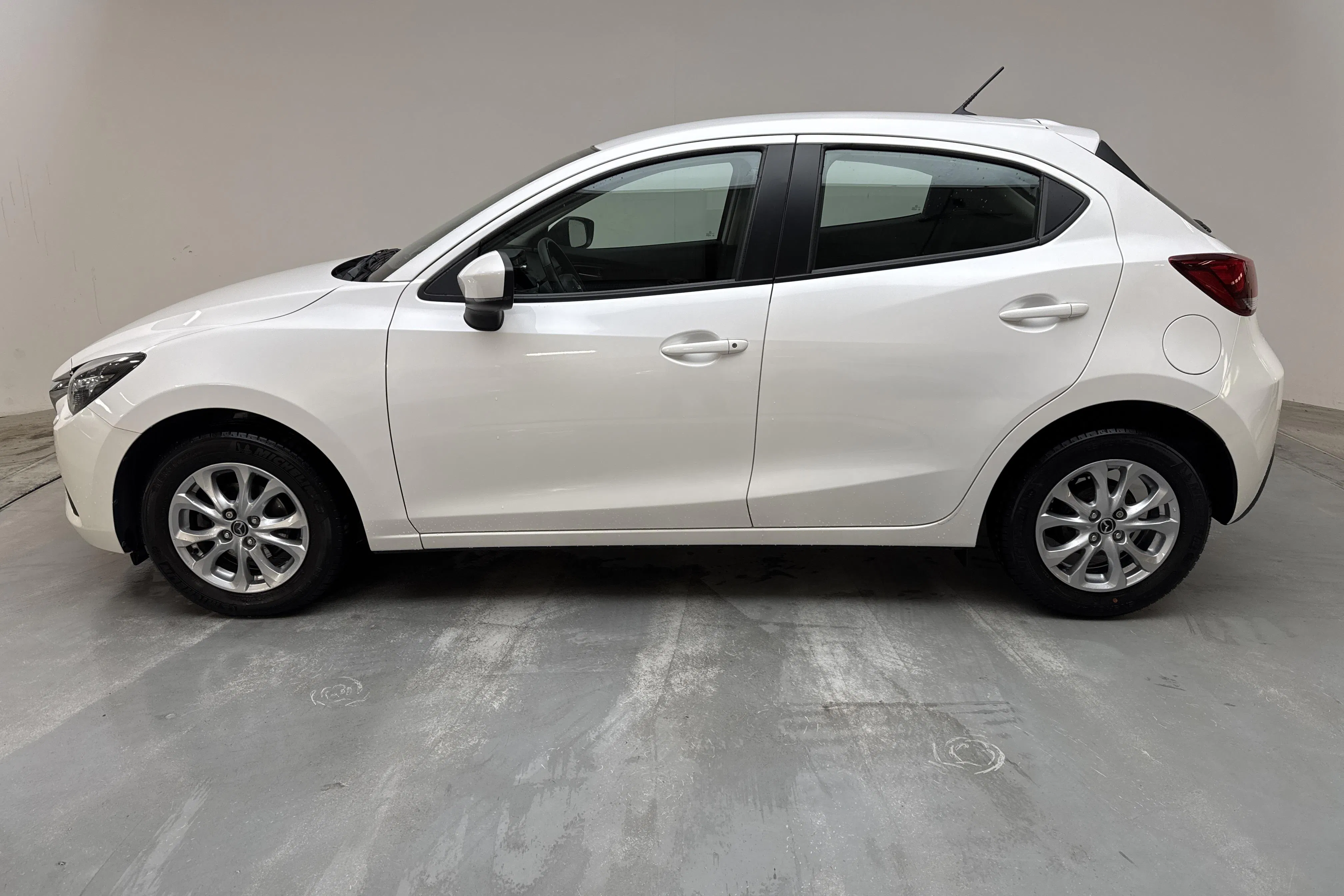 Presentationsfoto 2 av 12: Mazda 2 1.5 5dr (75hk) - 2 589 mil - Manuell - vit - 2020