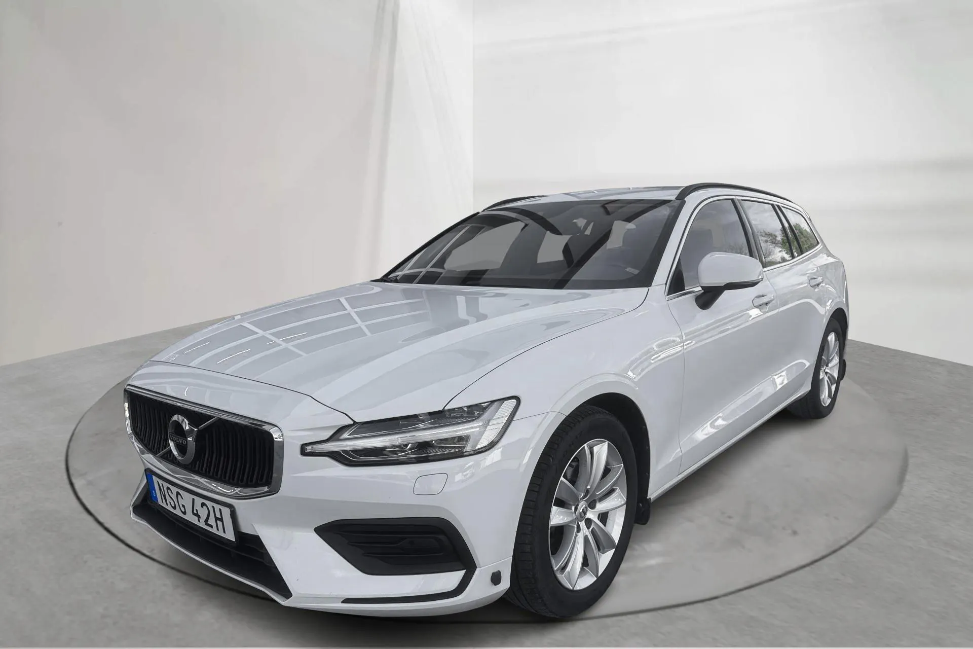 Presentationsfoto 1 av 19: Volvo V60 B4 Mildhybrid, Diesel (197hk) - 15 256 mil - Automat - vit - 2022