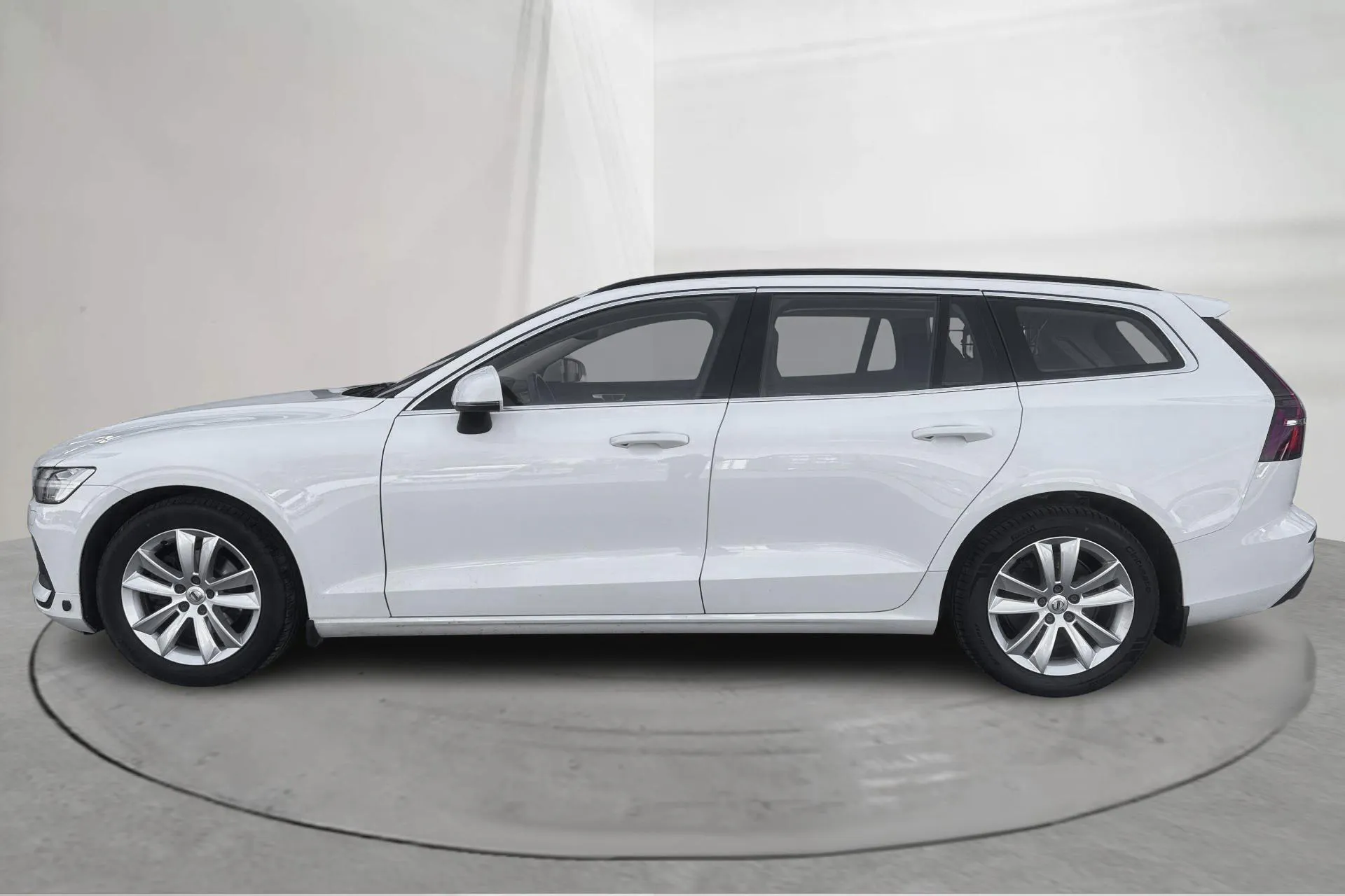 Presentationsfoto 2 av 19: Volvo V60 B4 Mildhybrid, Diesel (197hk) - 15 256 mil - Automat - vit - 2022