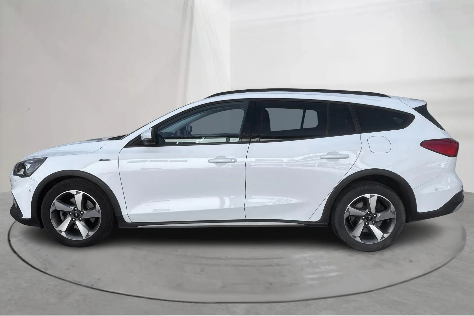 Presentationsfoto 2 av 13: Ford Focus 1.0 EcoBoost Kombi (125hk) - 8 096 mil - Automat - vit - 2020