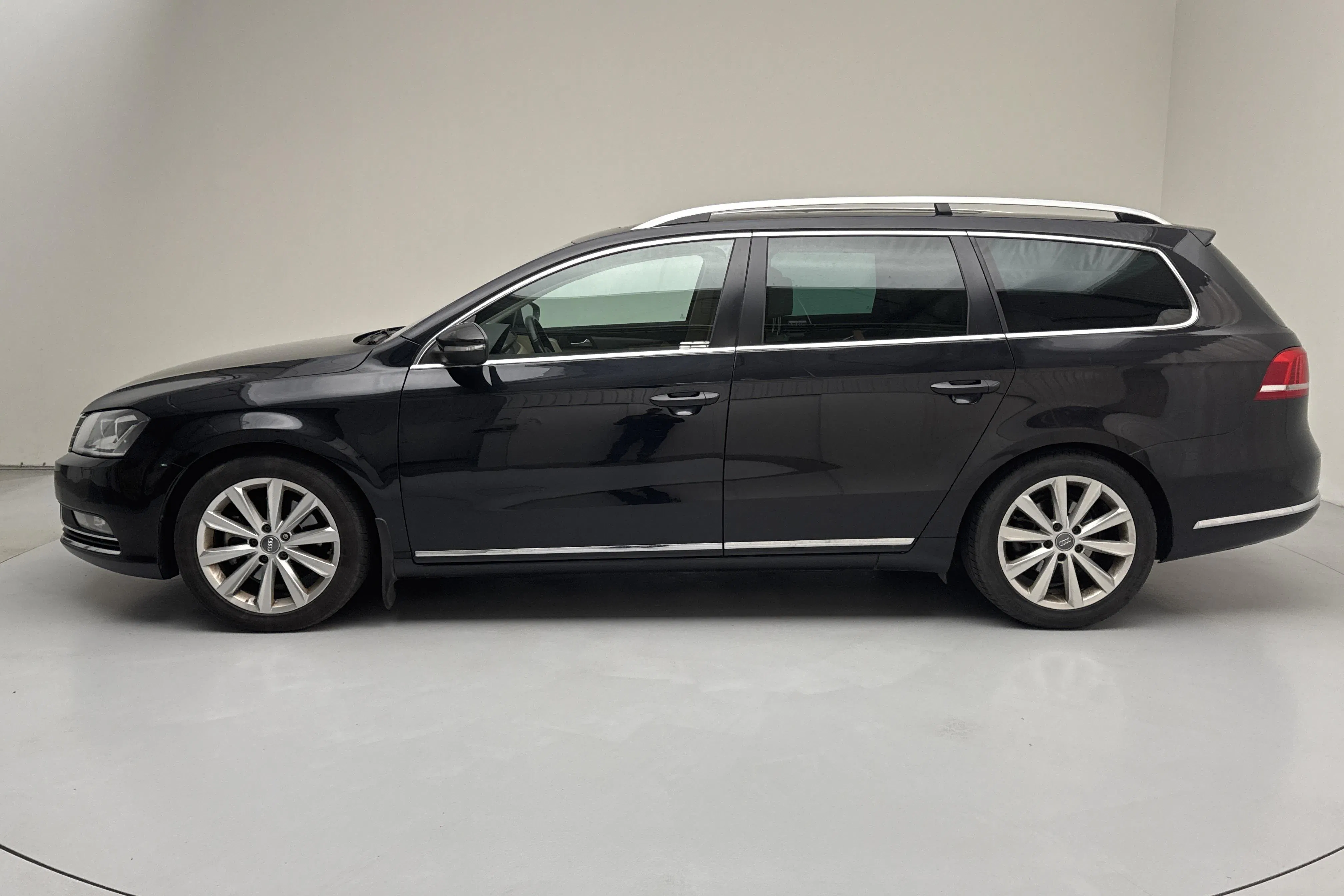 Presentationsfoto 2 av 14: VW Passat 2.0 TDI BlueMotion Technology Variant (140hk) - 21 768 mil - Manuell - svart - 2014