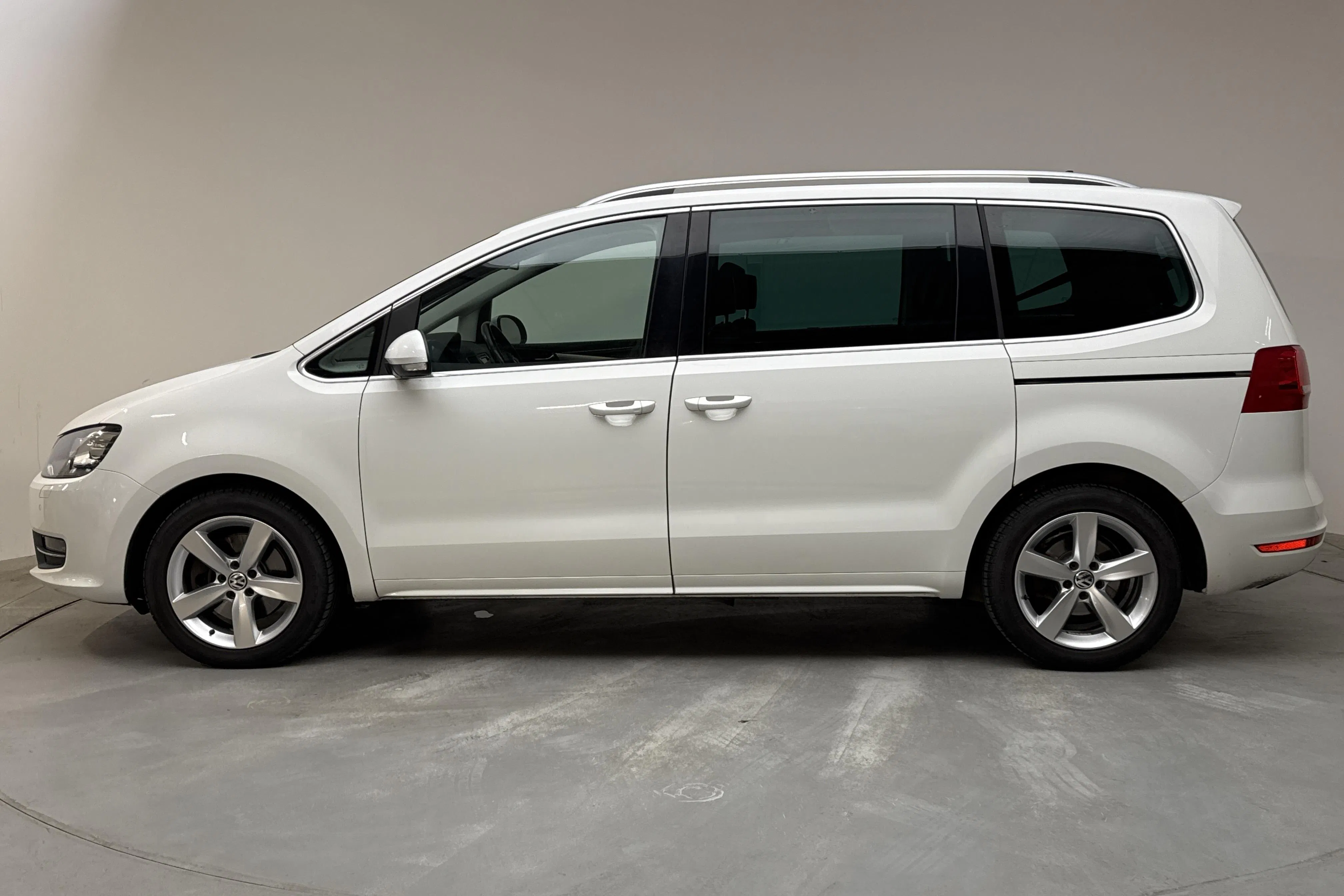 Presentation photo 2 of 16: VW Sharan 2.0 TDI BlueMotion Technology (177hk) - 152 660 km - Automatic - white - 2015