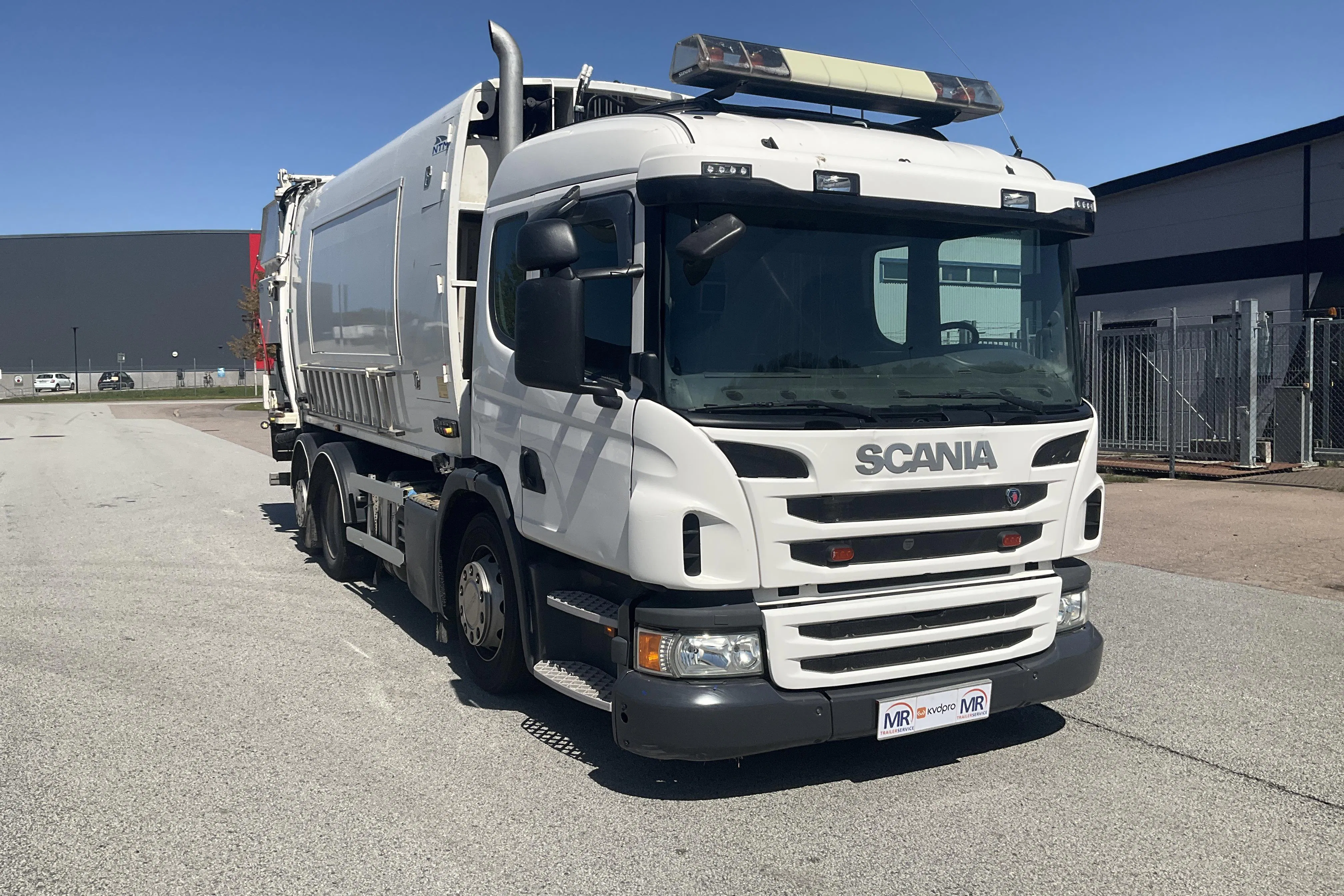 Presentationsfoto 2 av 44: SCANIA P320LB 6X2*4 HNB - 135 583 km - Automat - vit - 2016