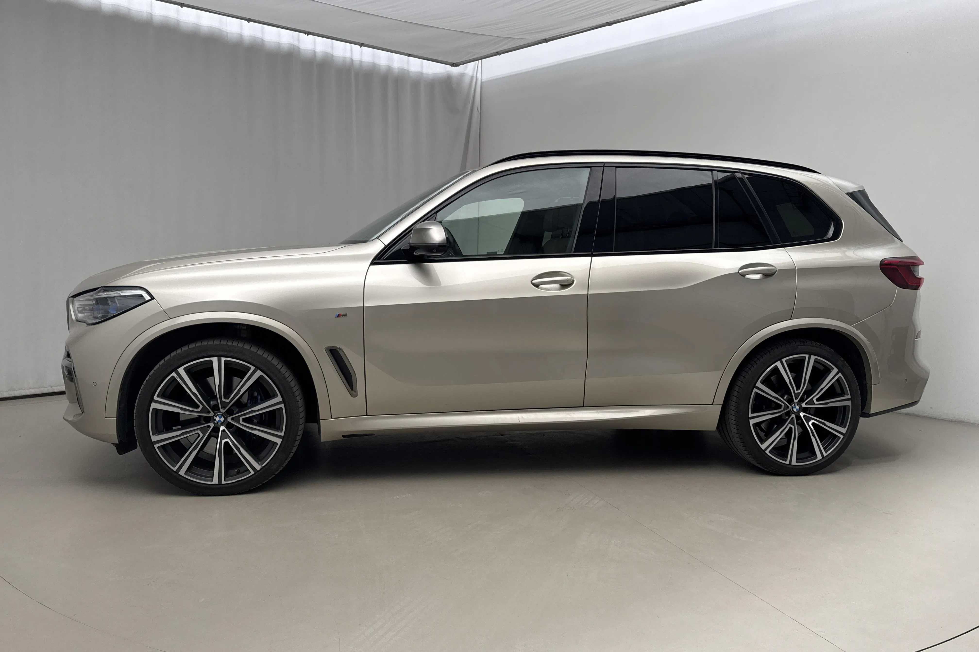 Presentationsfoto 2 av 27: BMW X5 M50d, G05 (400hk) - 11 129 mil - Automat - Light Grey - 2019