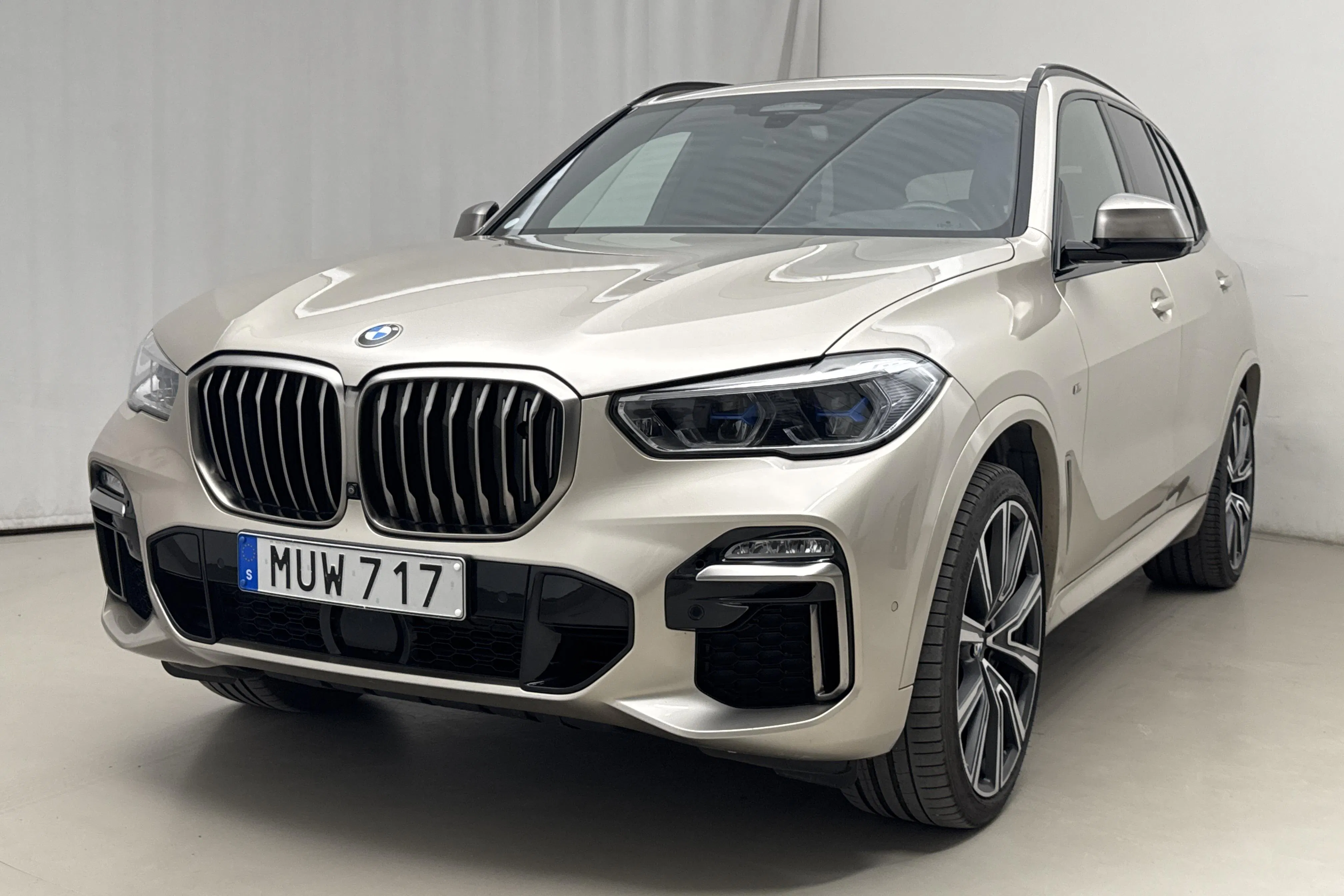 Presentationsfoto 1 av 27: BMW X5 M50d, G05 (400hk) - 11 129 mil - Automat - Light Grey - 2019