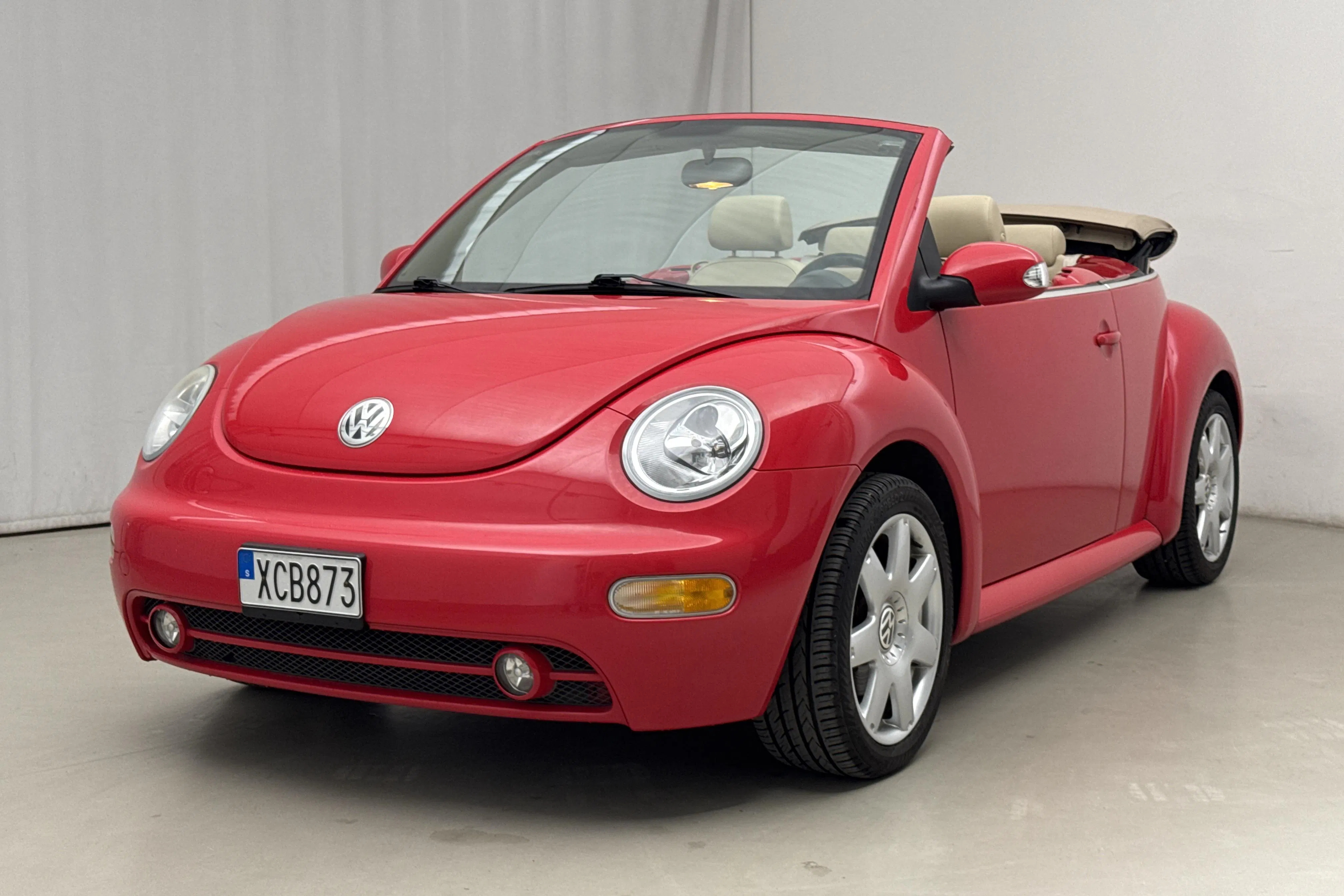 Presentationsfoto 1 av 21: VW Beetle 1.8T Cabriolet (150hk) - 8 671 mil - Manuell - röd - 2004