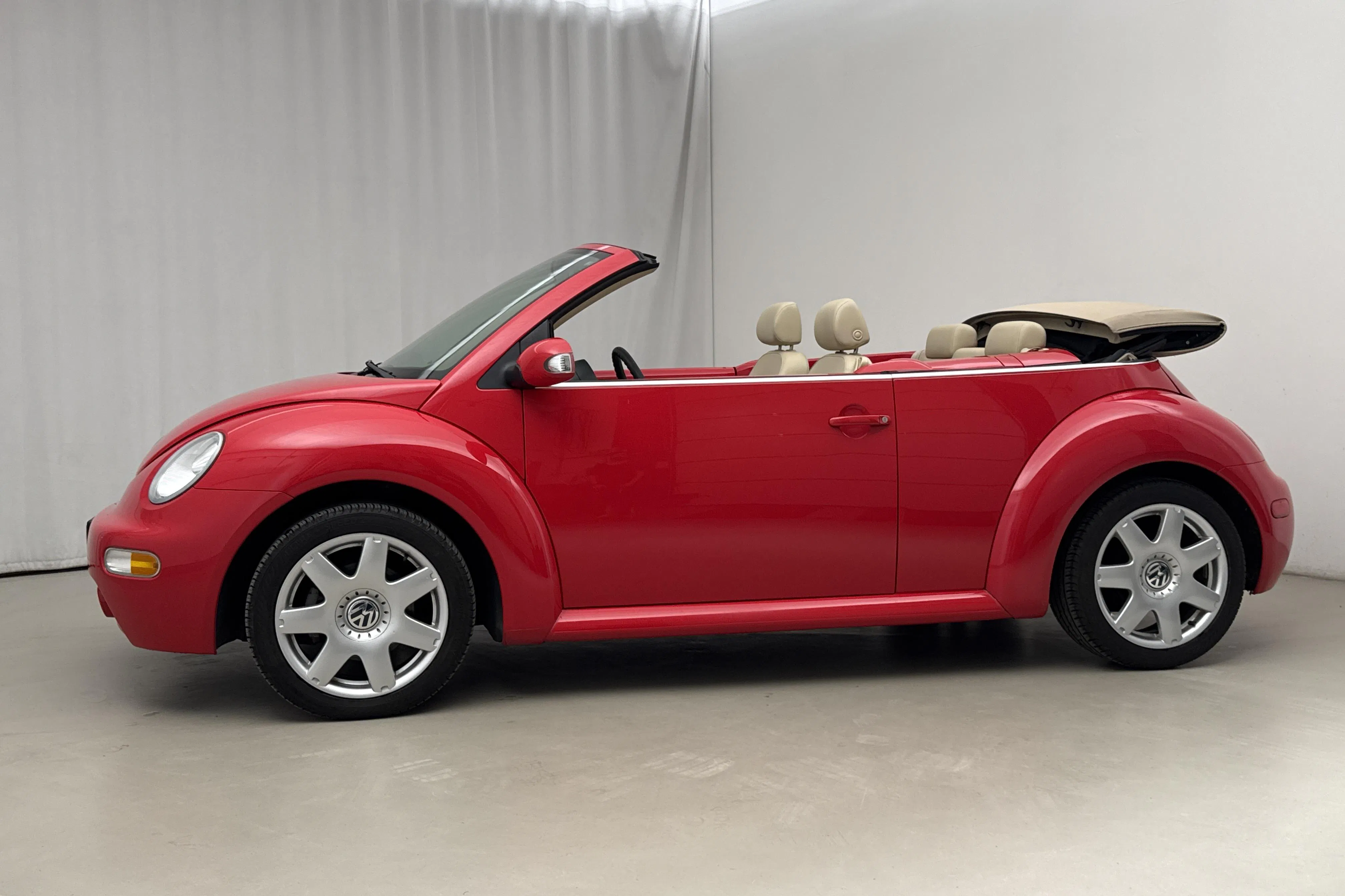 Presentationsfoto 2 av 21: VW Beetle 1.8T Cabriolet (150hk) - 8 671 mil - Manuell - röd - 2004