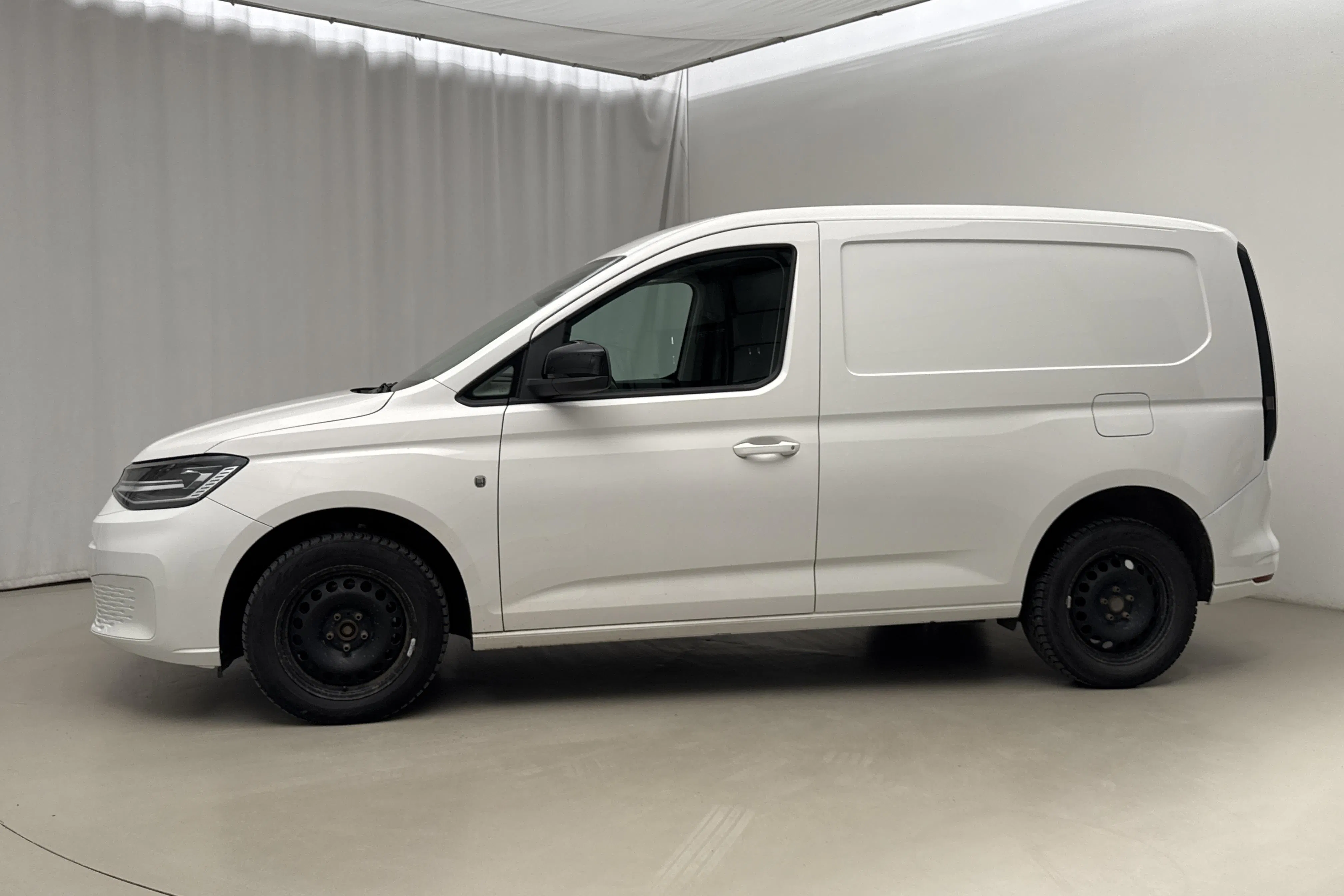 Presentationsfoto 2 av 19: VW Caddy Cargo 2.0 TDI Skåp (122hk) - 11 020 mil - Automat - vit - 2021